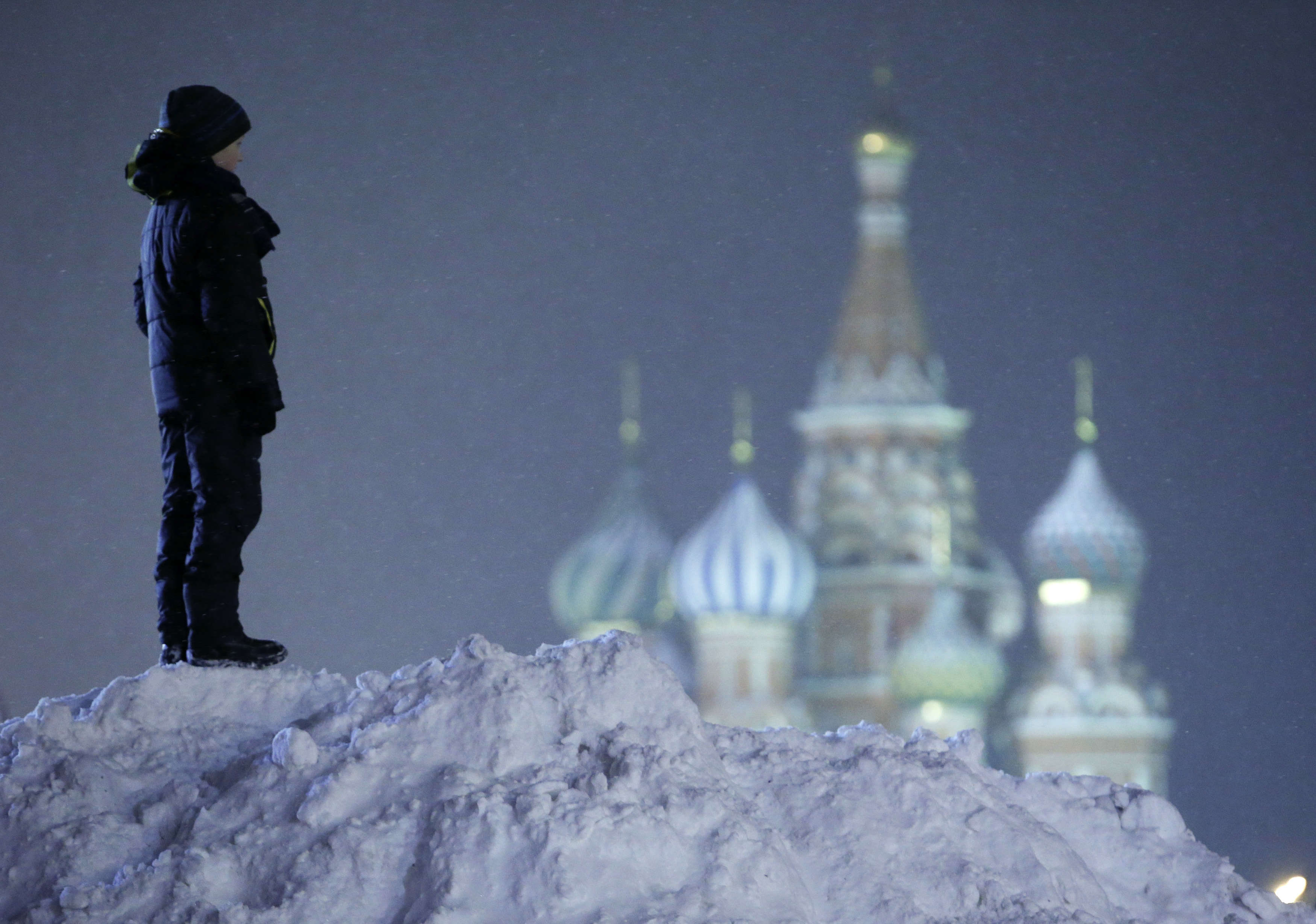 Прошедшая зима. Человек на фоне храма. Парень на фоне храма. Сугробы на красной площади. Парень на фоне церкви.