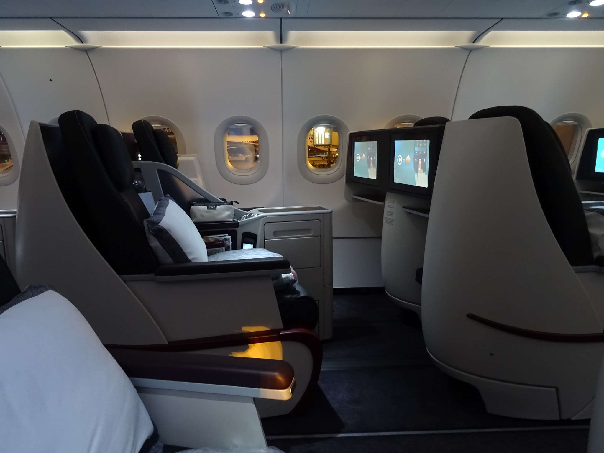 Business class. Бизнес класс Qatar Airways Бали. Бизнес класс в самолете. Бизнес класс арабские авиалинии. Бизнес класс в самолете арабских авиалиний.