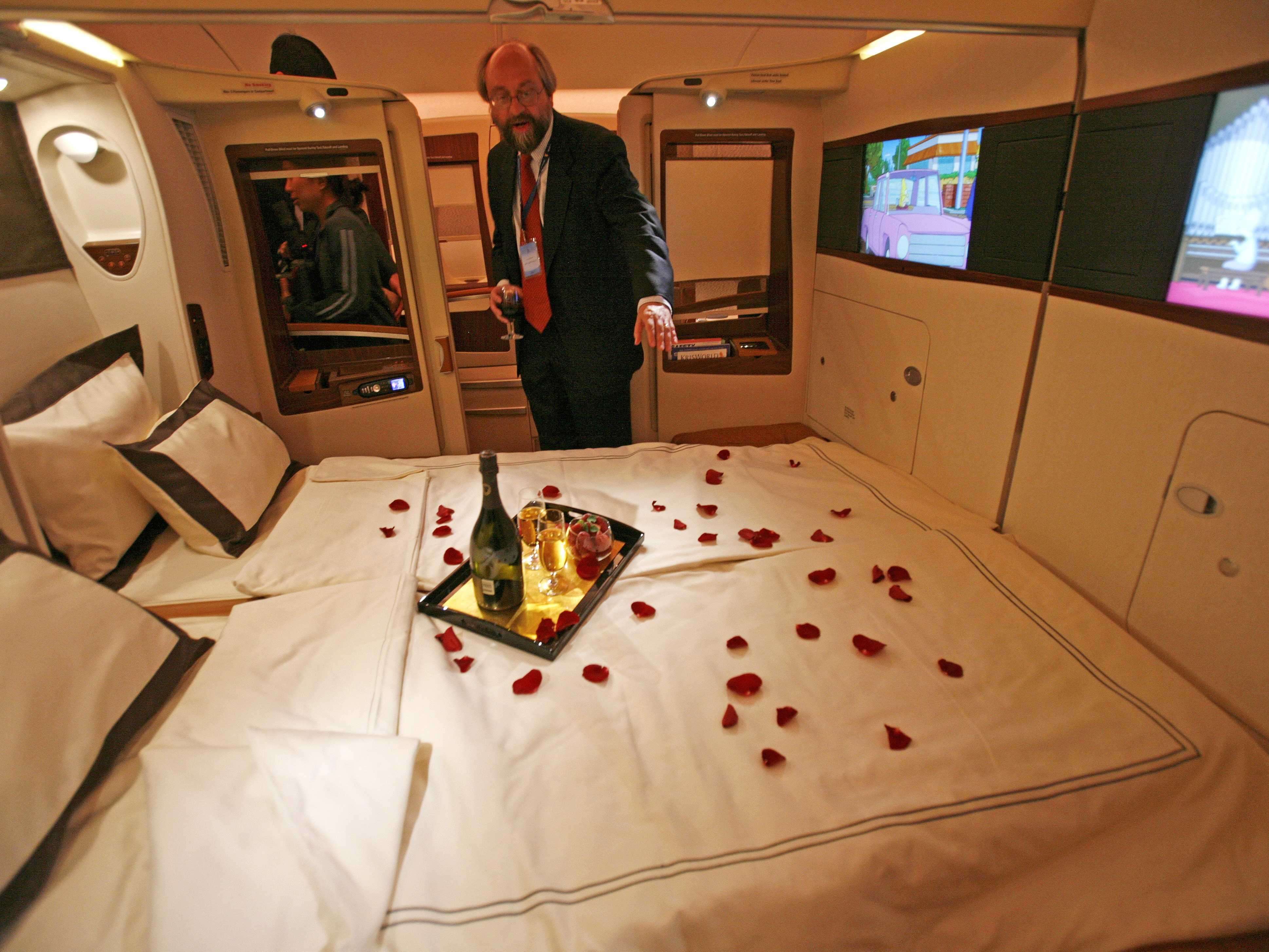 Best first class. Первый класс Эмирейтс. Аэробус а380 VIP. Airbus a380 первый класс. Аэробус а380 бизнес Джет.