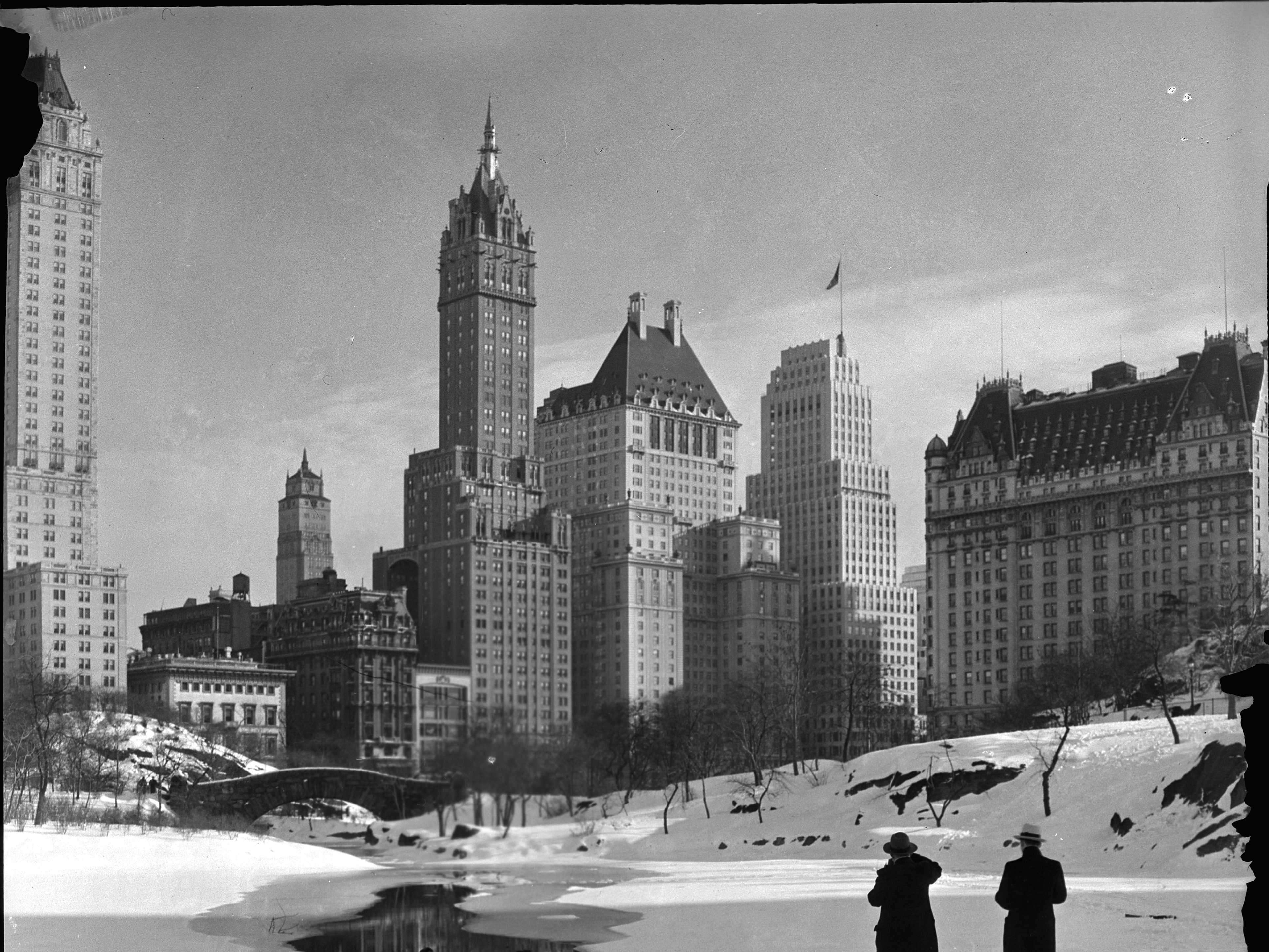 Про америку 30 х годов. Вид сверху Нью Йорк 1950. Sherry Netherland Hotel de New York 1952 год. The Sherry-Netherland New York снаружи здание. Зима в Нью-Йорке картинки под старину.