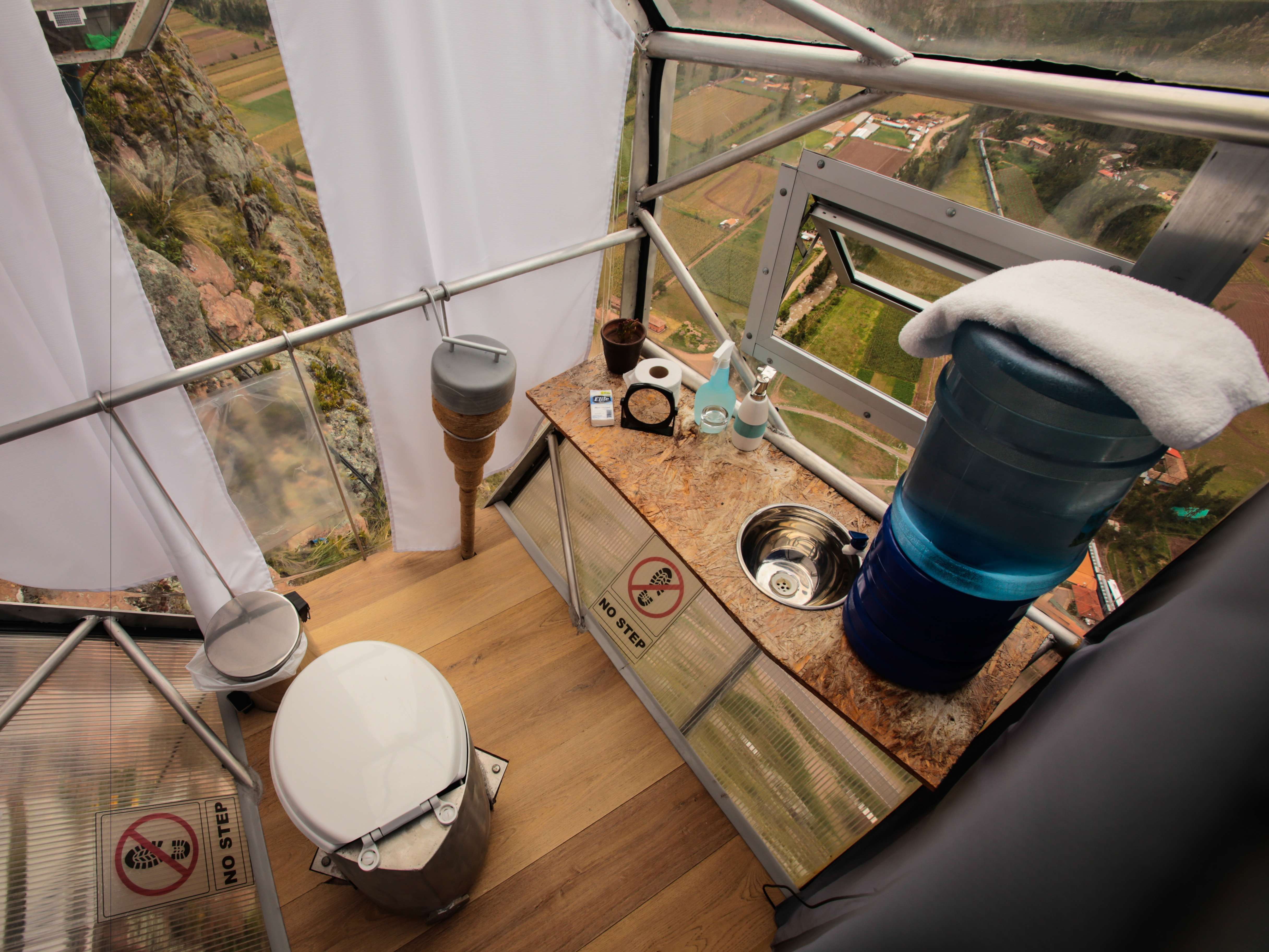 Interesting experience. Гостиница Skylodge Adventure Suites. Skylodge Adventure Suites в Перу. Перу капсульный отель на скале. Skylodge Adventure Suites Урубамба, Перу.