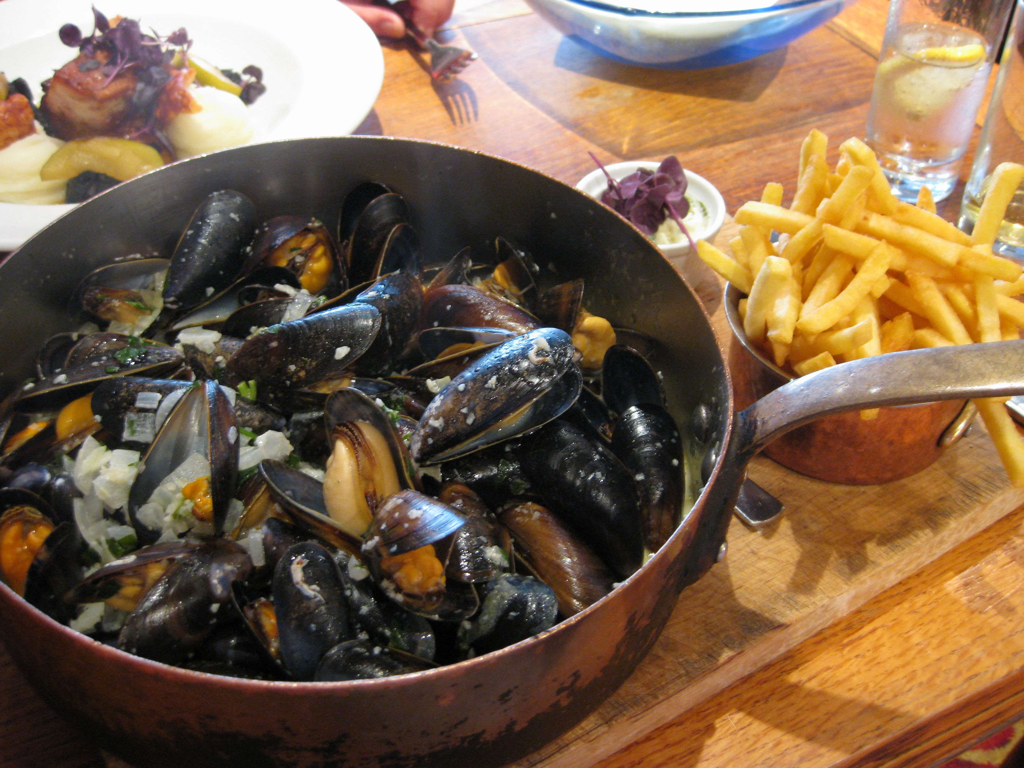 Какое самое популярное блюдо. Moules frites, Бельгия. Moules frites блюдо. Мидии Бельгия. Национальные блюда мира.