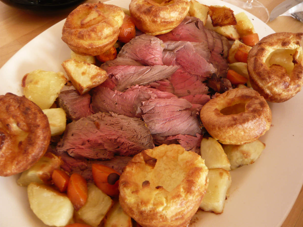 Фото с национальным блюдом. Roast Beef and Yorkshire Pudding. Англия: жареная говядина & Йоркширский пудинг. Ростбиф с йоркширским пудингом. Национальные блюда Британии.