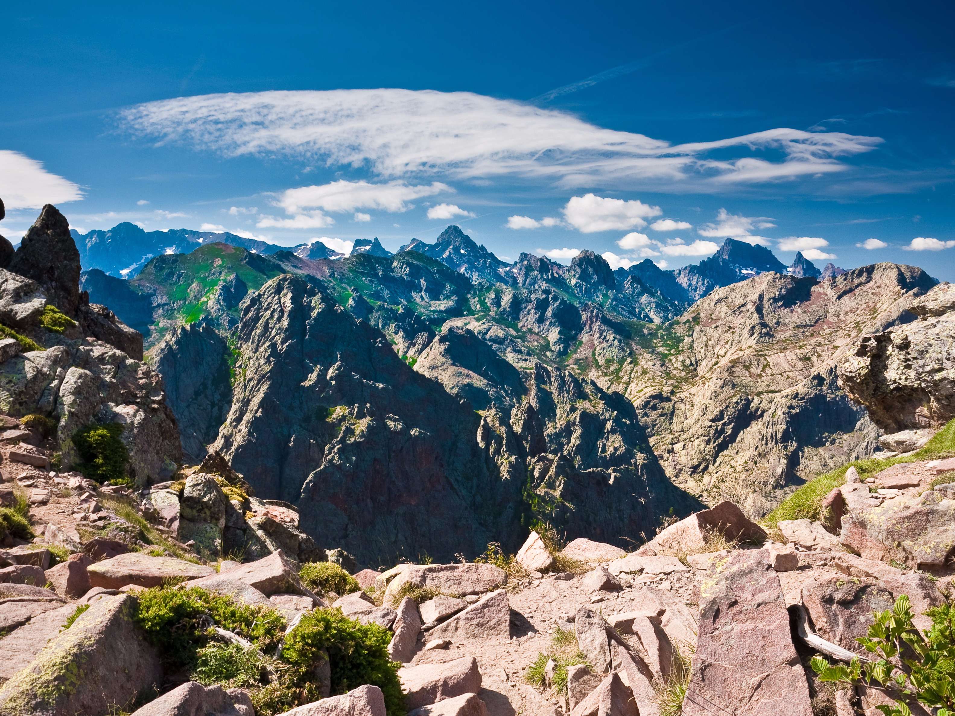 Peaks of yore. Корсика горы. Gr20 Corse. Корсика горы фото. Горы Корсика панорама.