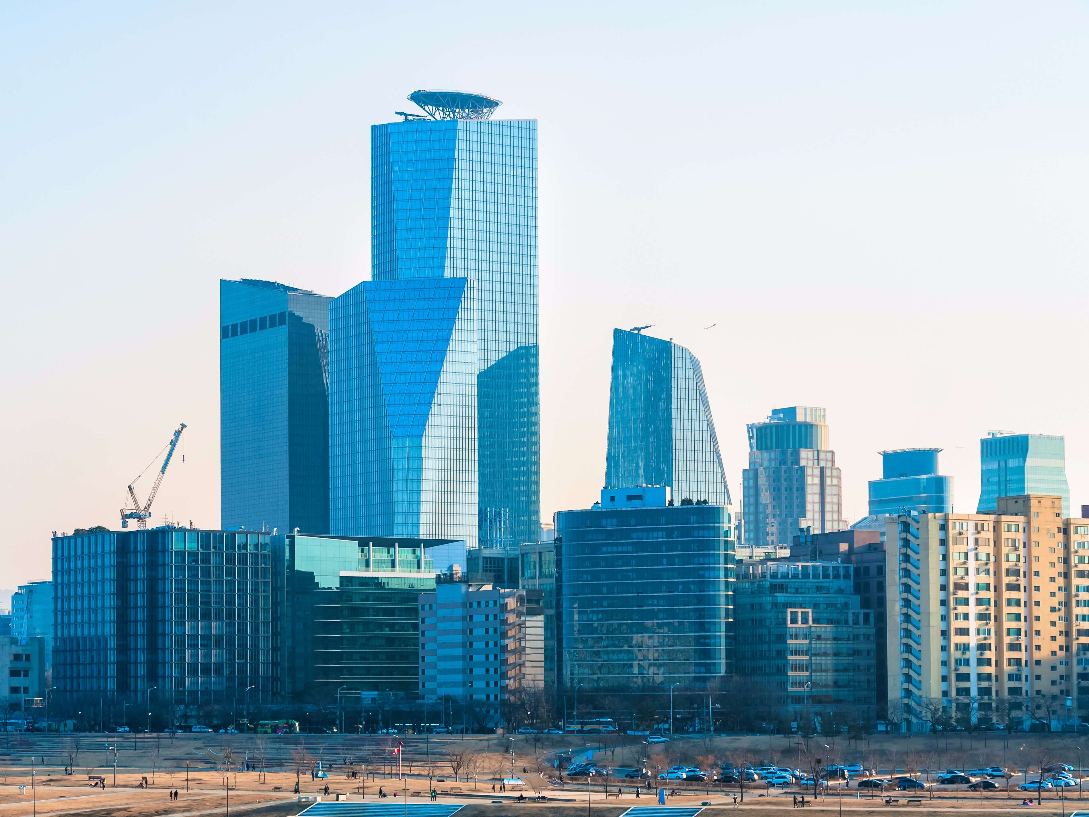 Городские сооружения. Городские здания. Высотки. Город высотки. Небоскребы издалека.