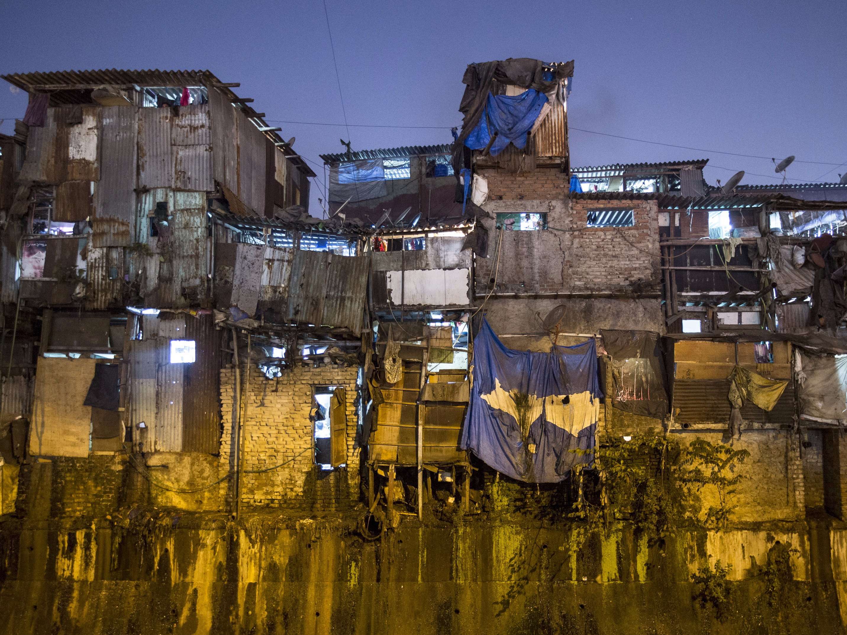 Slum. Трущобы Мумбая Дхарави. Район Дхарави в Мумбаи. Трущобы Дхарави в Мумбаи. Трущобы Дхарави в Индии.