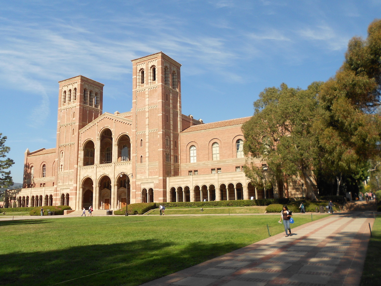 Калифорнийский университет в Лос-Анджелесе внутри. Университет UCLA Лос Анджелес общаги. Калифорнийский университет в Лос-Анджелесе форма. UCLA университет общежитие.