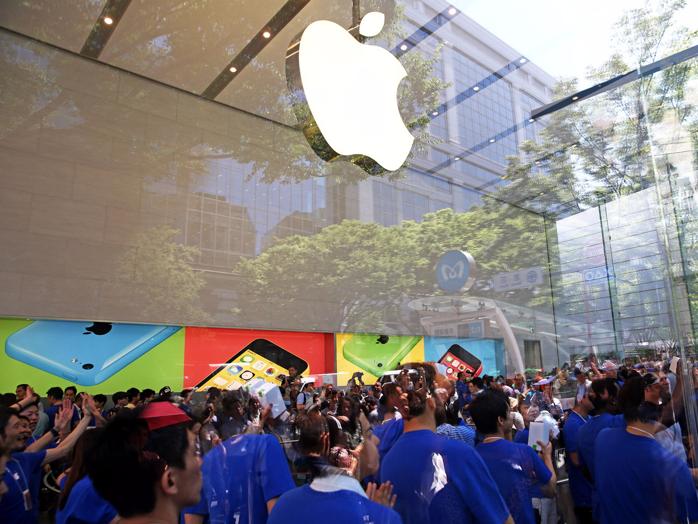 Apple Store в 2011 году. Apple Store Employee. Официальный магазин Apple на Самуи.