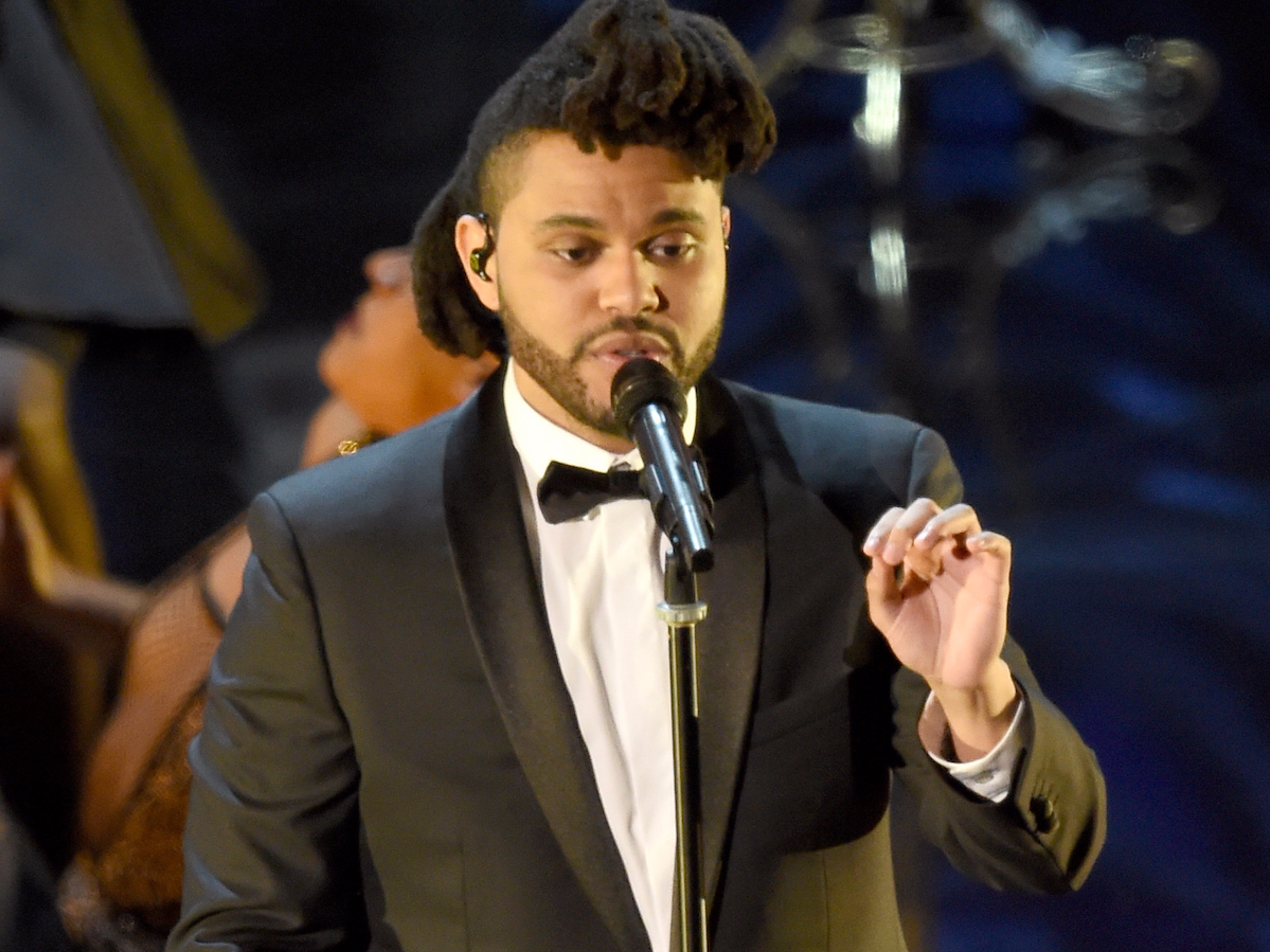 6 The Weeknd Delivered A Sultry Performance Of His Nominated Song From Fifty Shades Of Grey Titled Earned It Business Insider India