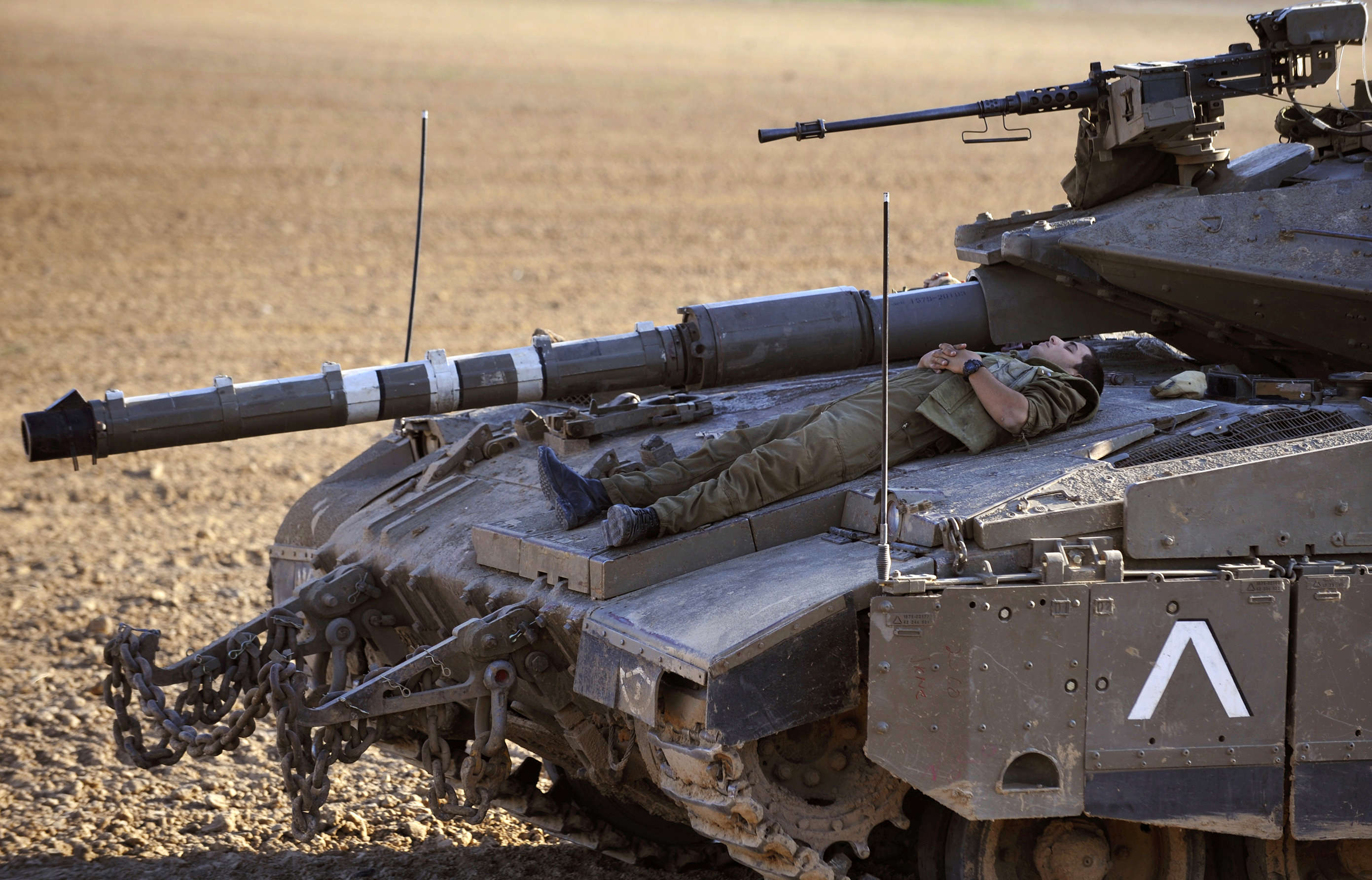 An-Israeli-soldier-sleeps-atop-a-tank-near-Kibbutz-Kissufim-just-outside-the-central-Gaza-Strip-November-5-2008-.jpg