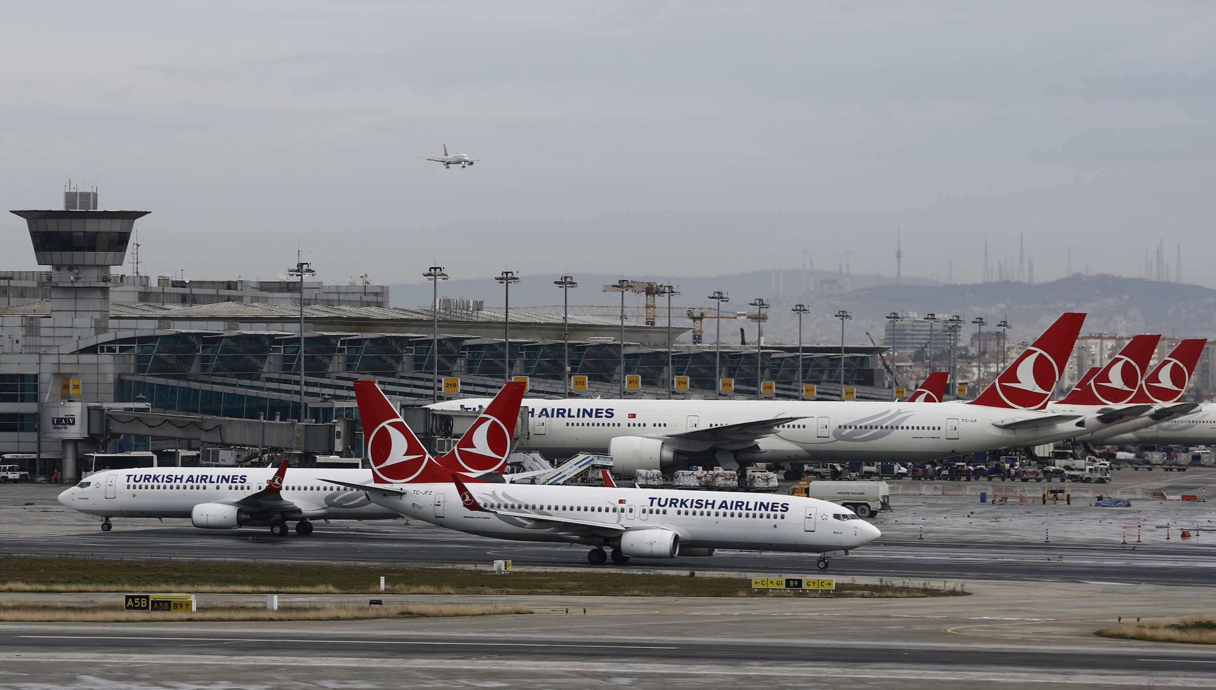 Turkish airlines аэропорт. Аэропорт Ататюрк. Аэропорт имени Ататюрка в Стамбуле. Самые загруженные аэропорты мира. Закрытый аэропорт Ататюрк Стамбул.