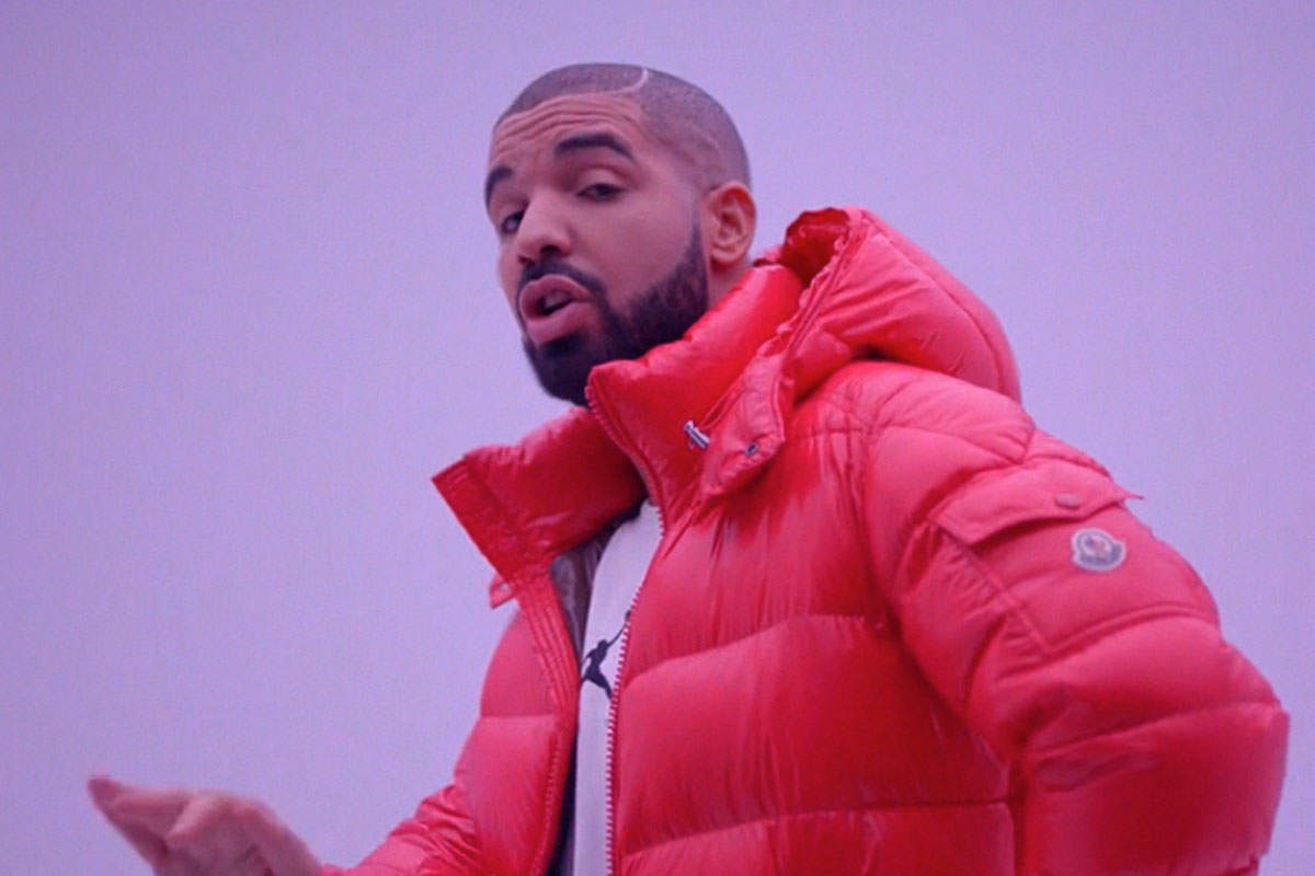 Drake в красной куртке