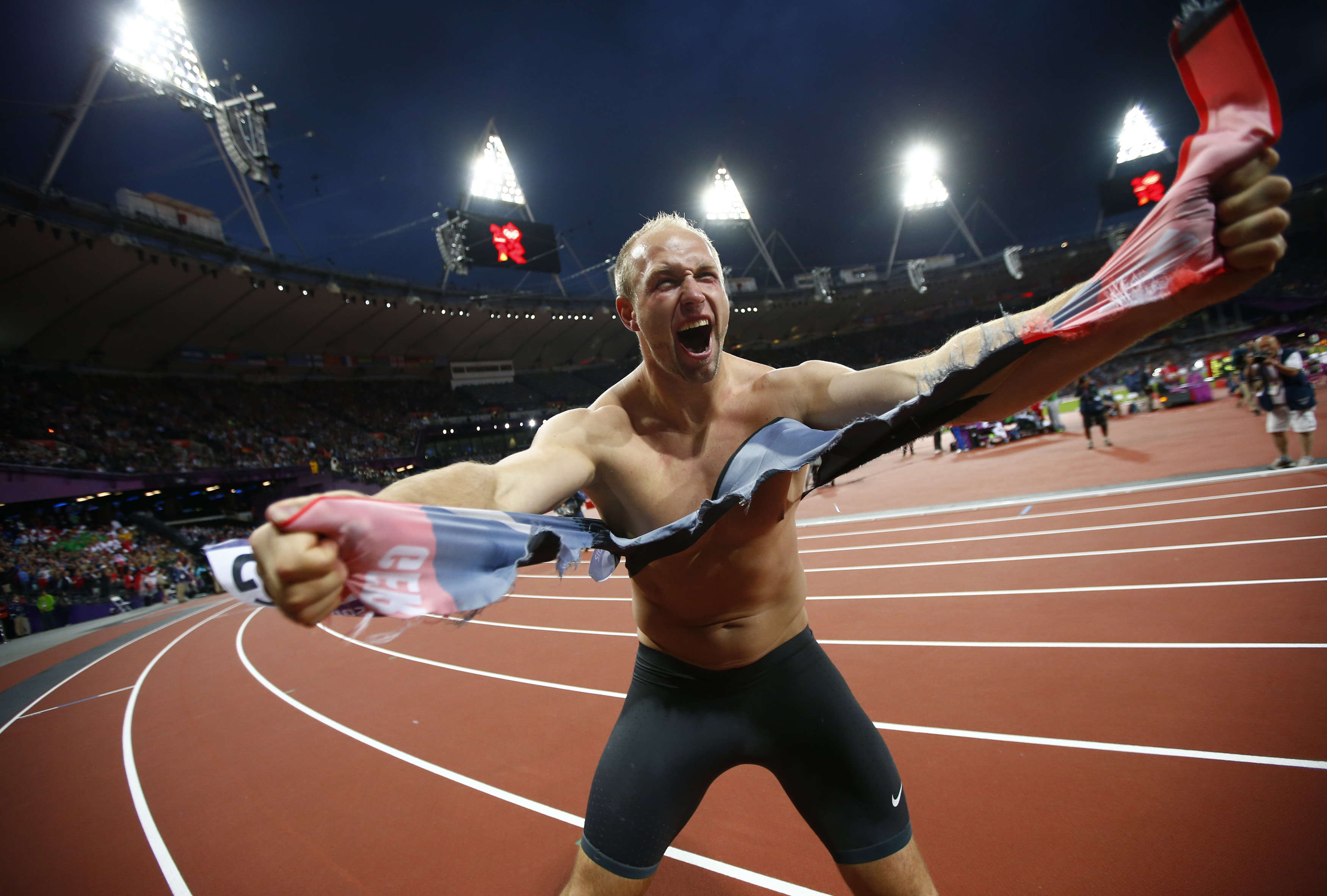 I very good at sports. Мартин Хартинг. Спортсмены. Спортсмен победитель. Спортсмен радуется.