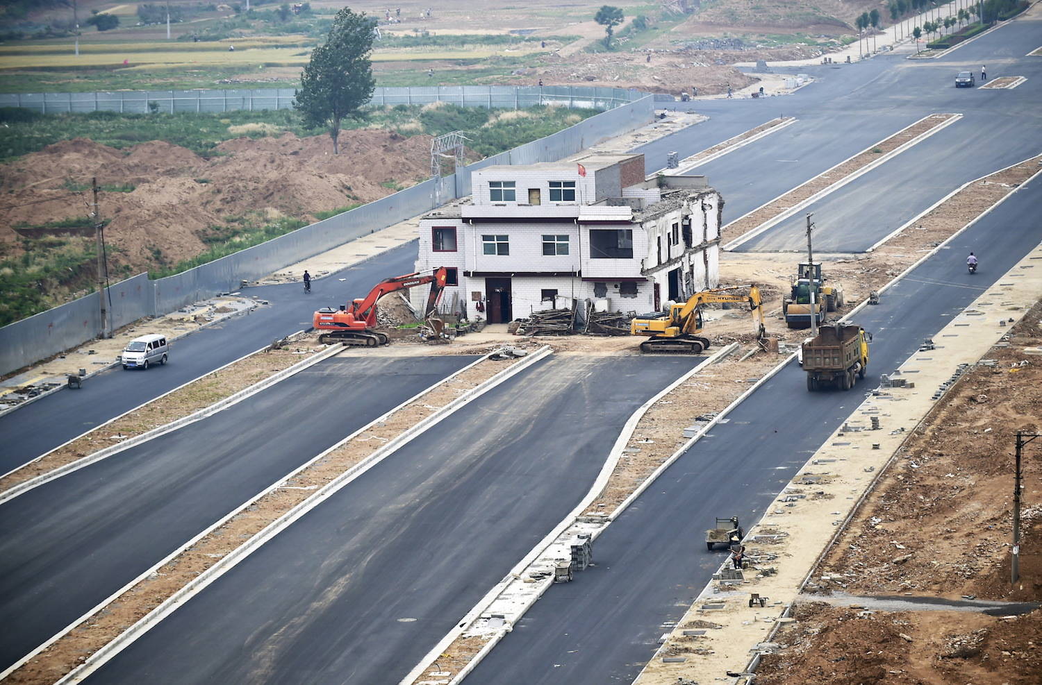 Building roads. Дом посреди трассы в Китае. Дом на шоссе Китай. Дом посреди дороги. Дом посреди стройки Китай.