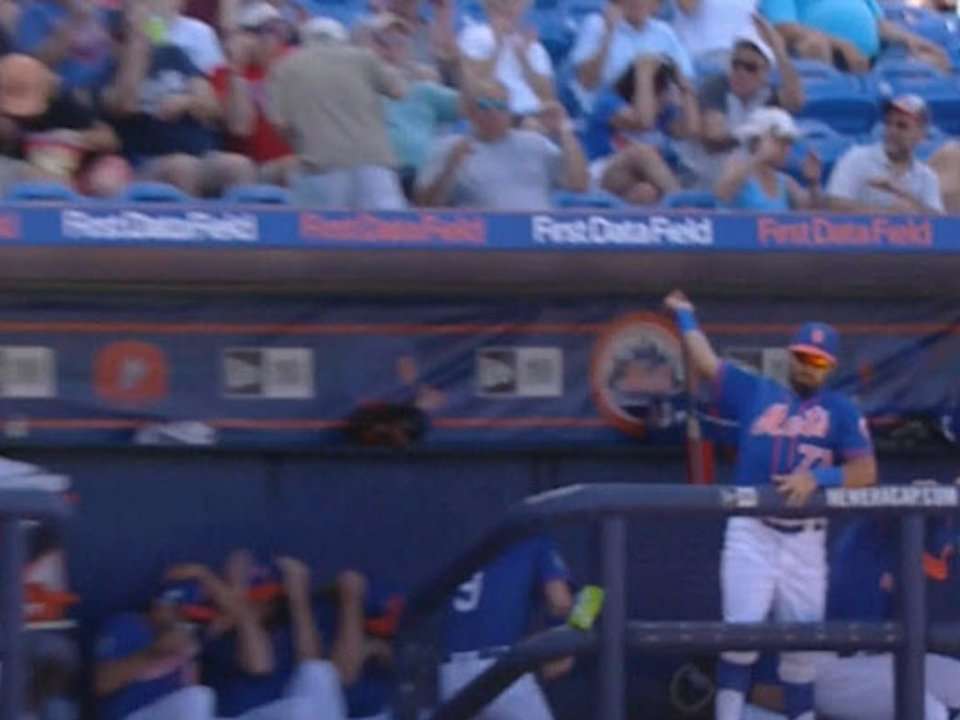 Mets player catches bat flying towards dugout 