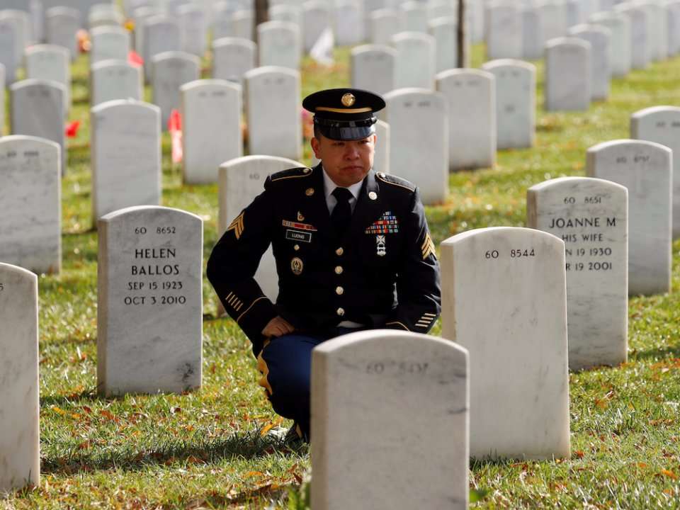 12 striking photos of soldiers and civilians commemorating Veterans Day ...