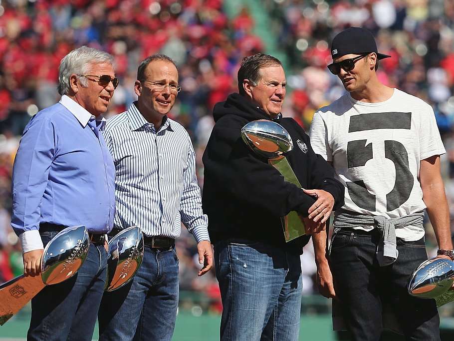 Roger That!: With Fifth Super Bowl Win, Brady and Belichick's Patriots Show  Who's Boss: The Boston Globe: 9781629372983: : Books