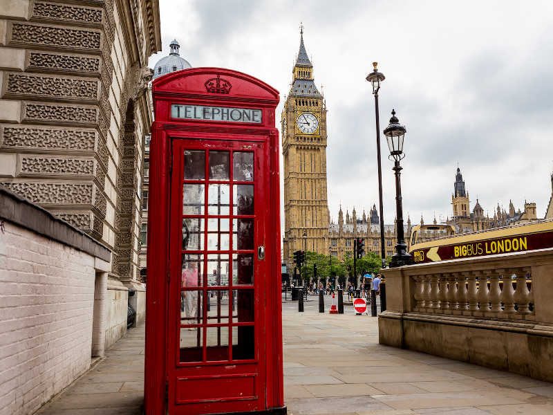 Биг Бен и телефонная будка фото. London 100 at the Wall.