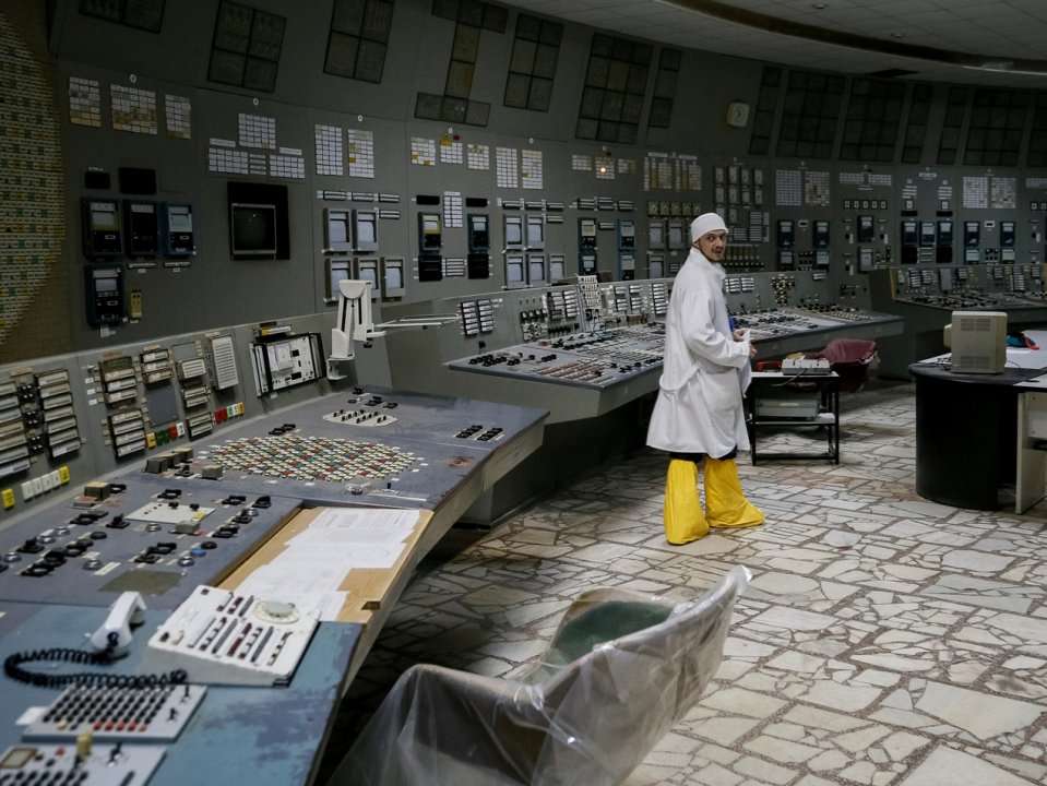 19 stunning photos show what the radioactive area inside the Chernobyl ...