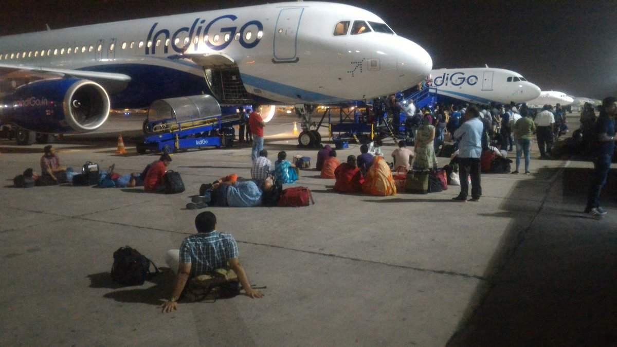 Airline Passengers Wait On The Tarmac Because Pilots “went Out Of ...