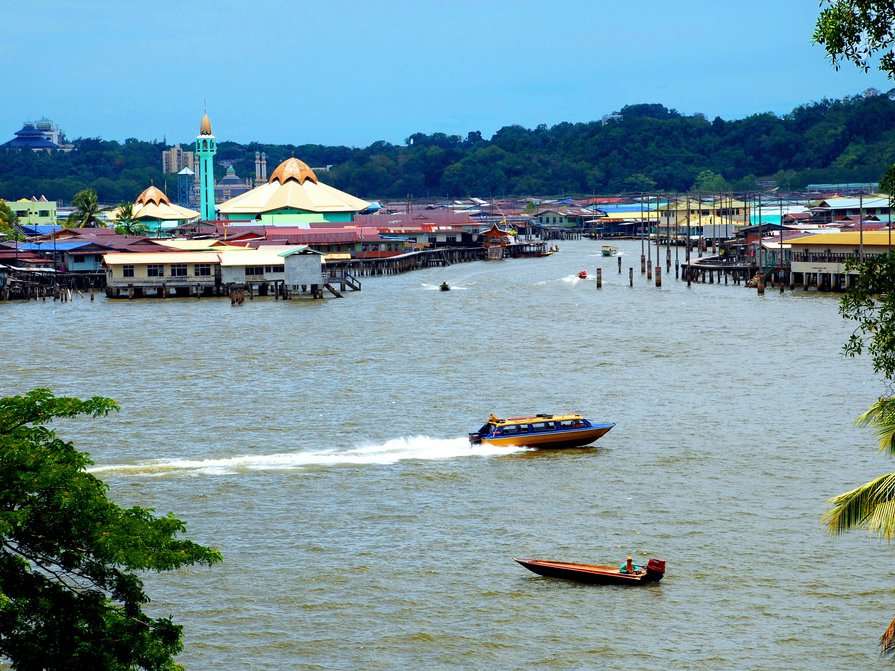 Incredible photos show the gritty, floating 'water village' on stilts ...