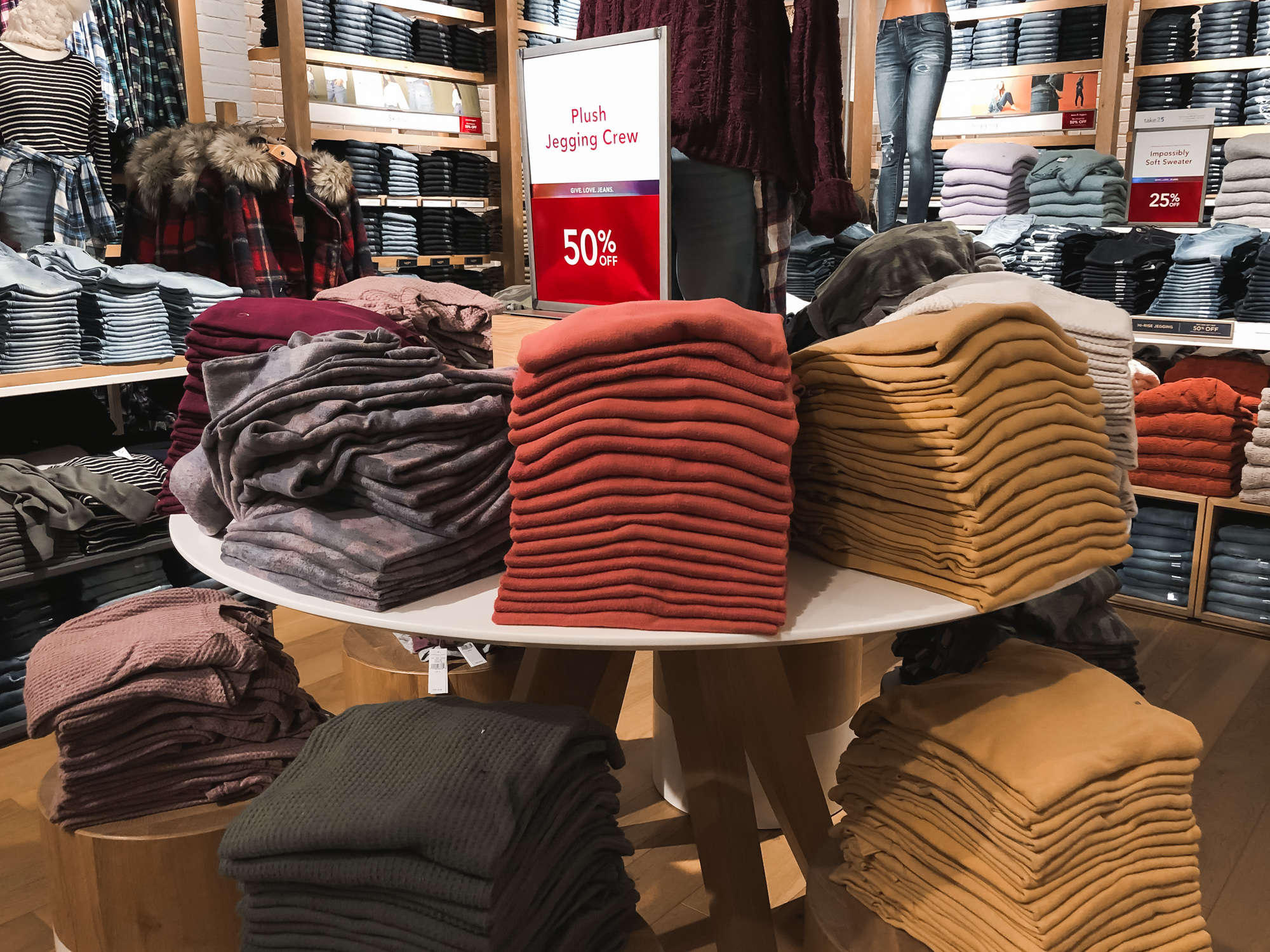 We shopped at American Eagle and saw why it's so popular with teens right  now