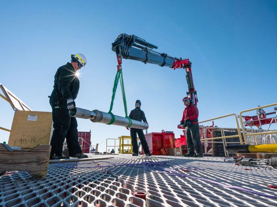 南極大陸の氷の下の失われた湖の中で 科学者たちは小さな動物の死体を見つけました