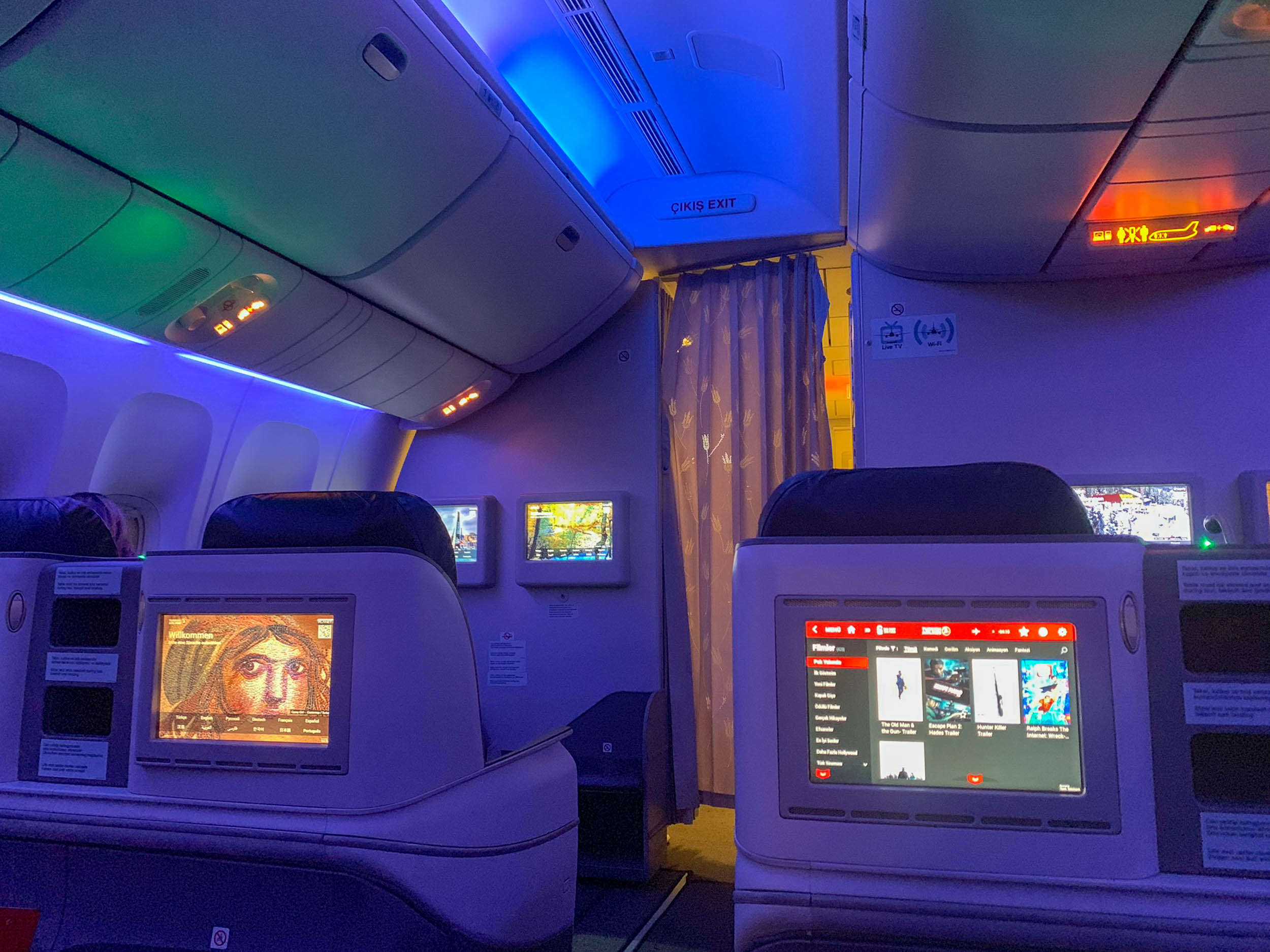 Like Boeing's flagship Dreamliner, the 777-300ER changes the ambient ...