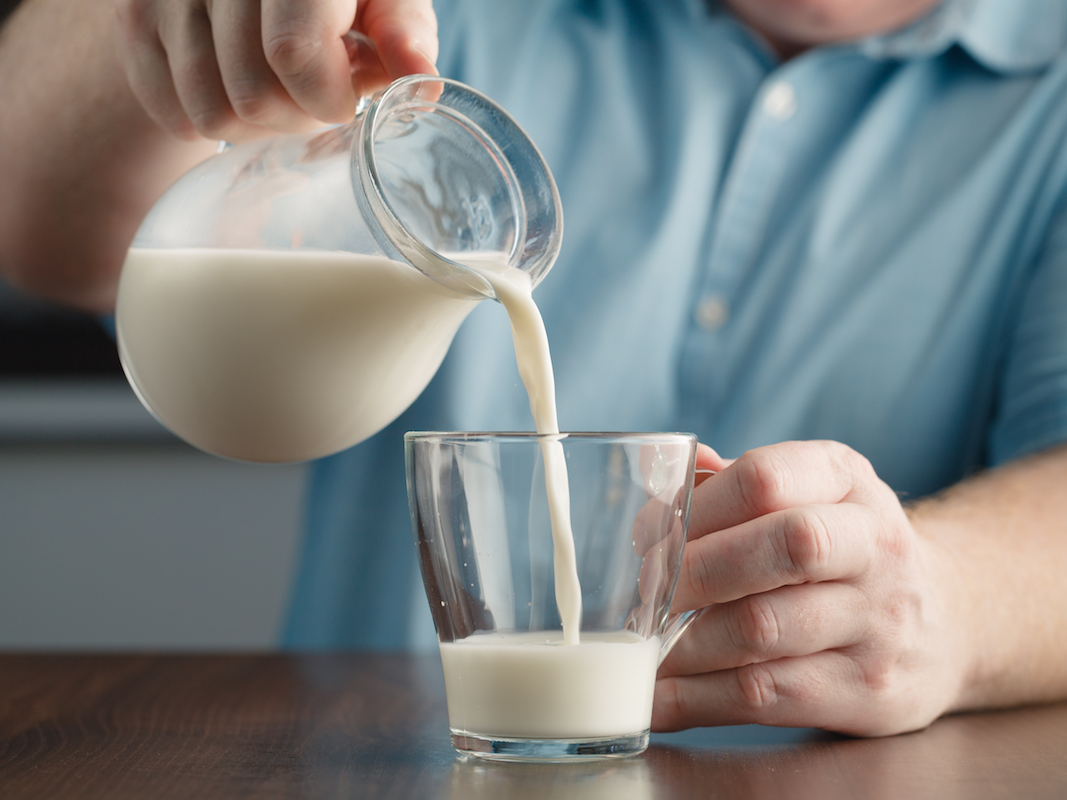 Milk cover. Молоко. Стакан молока в руке. Молоко наливают. Некачественное молоко.