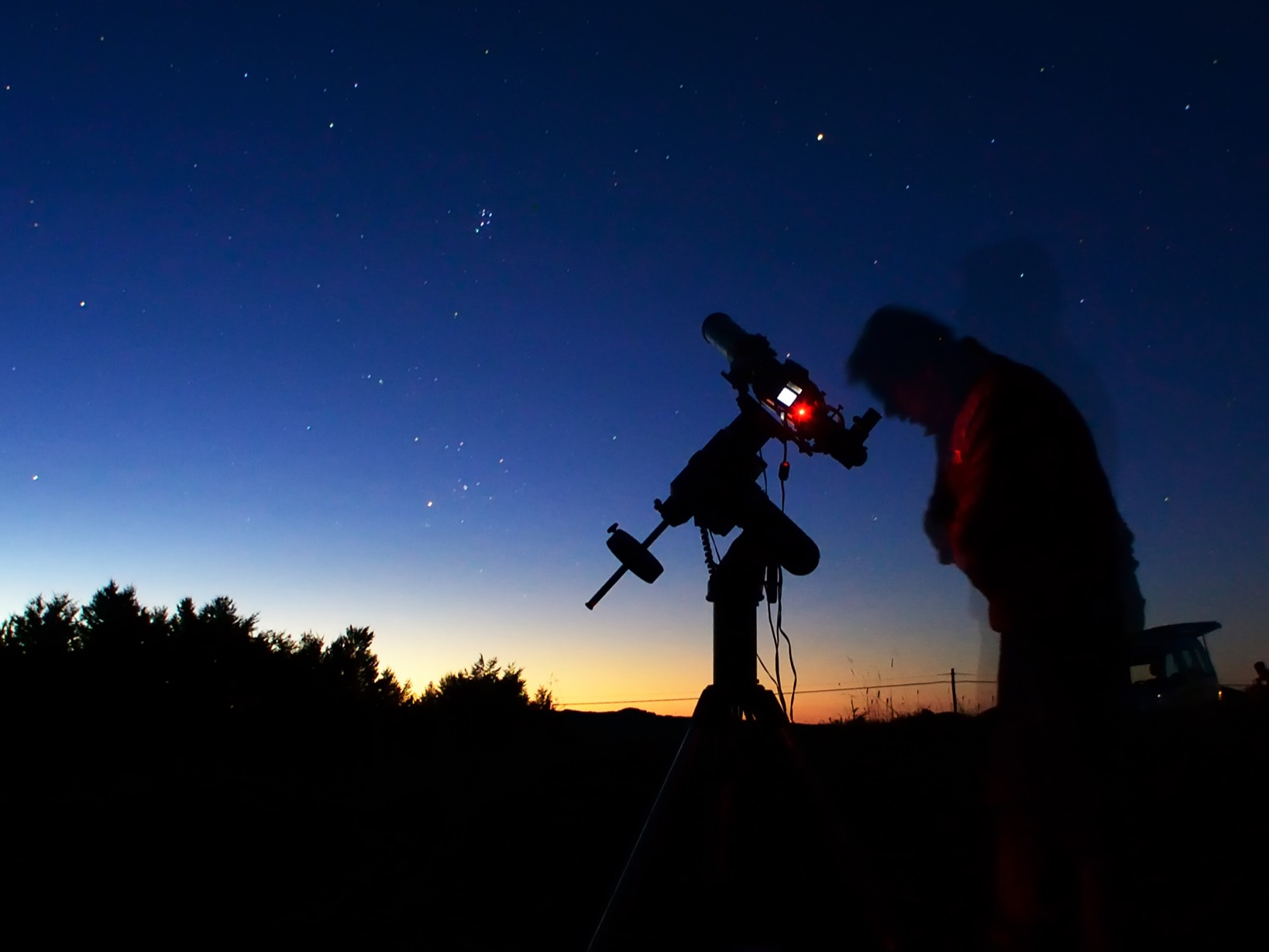 Who were astronomers. Наблюдение в телескоп. Наблюдение за звездами. Человек с телескопом. Современная астрономия.