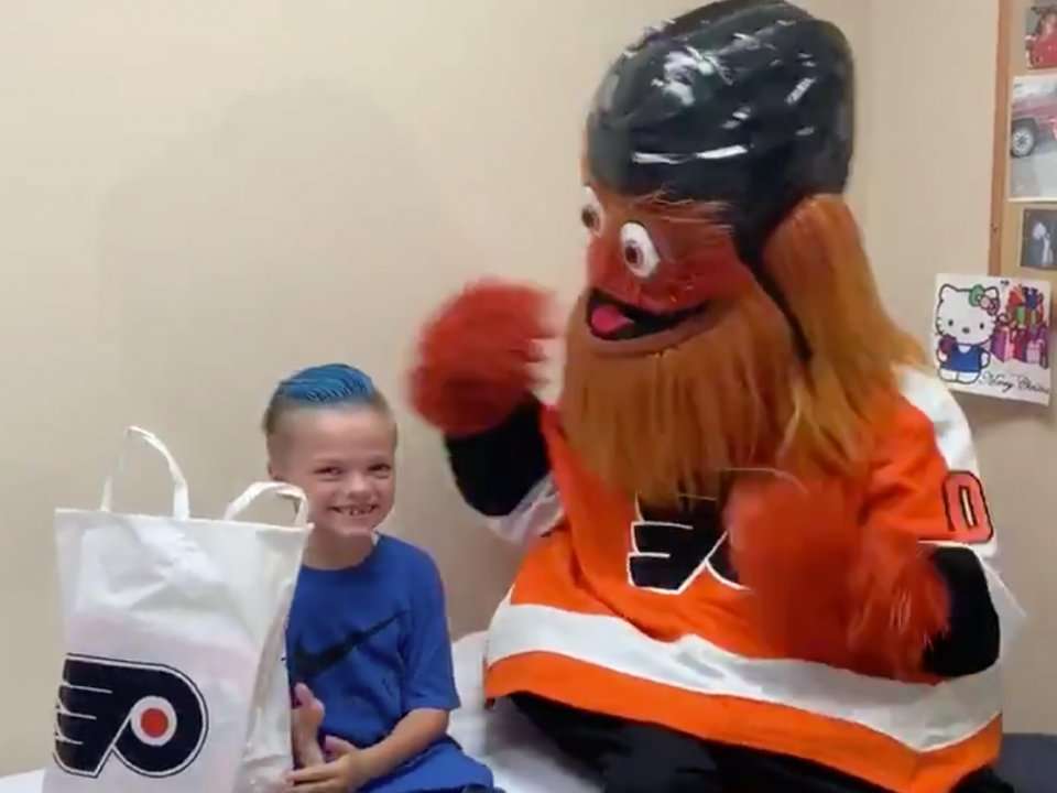 Gritty surprises 7-year-old superfan in the hospital