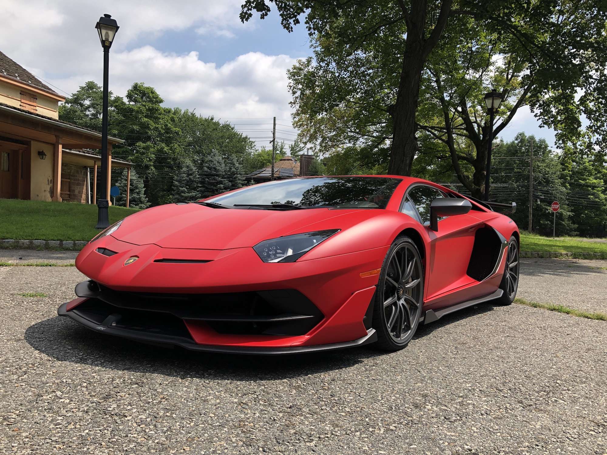 Lamborghini Aventador красный