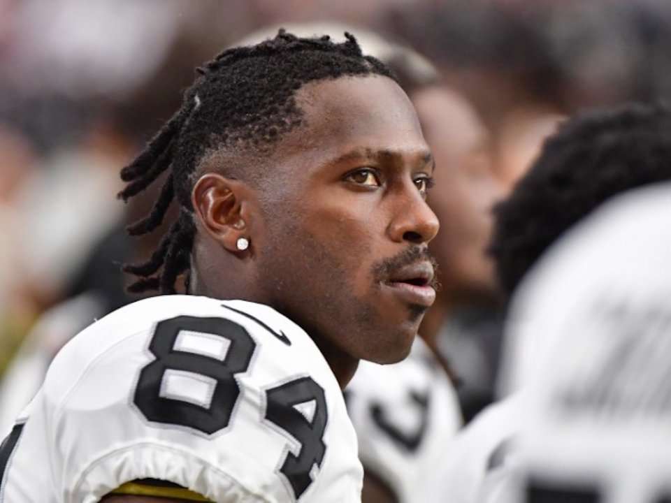 Former NFL Wide Receiver Antonio Brown Releases Alleged Text Message From  Tom Brady