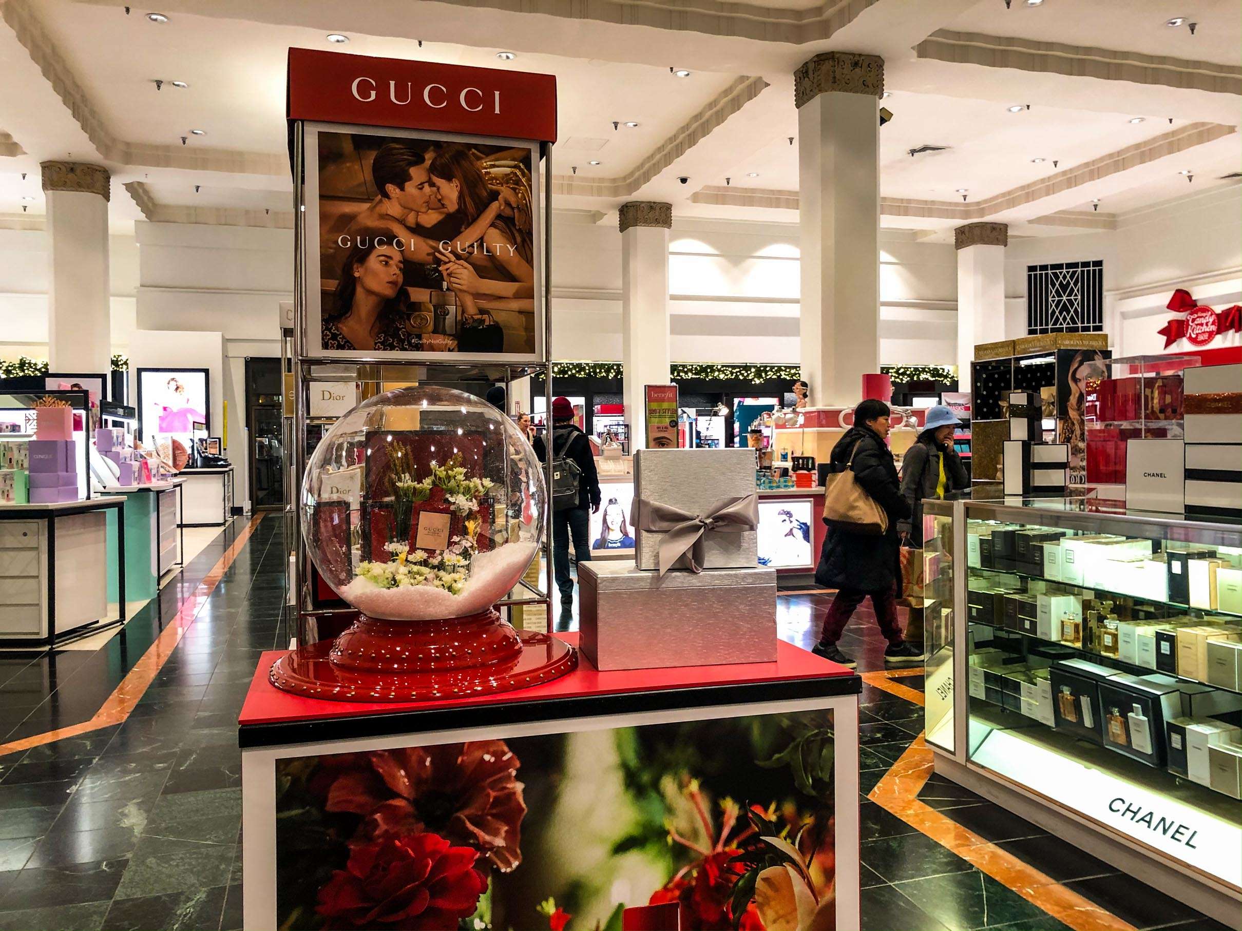 I went inside Seattle's 90-year-old Macy's store, which is set to close  after the holidays, and found the building is already being taken over by  Amazon | BusinessInsider India