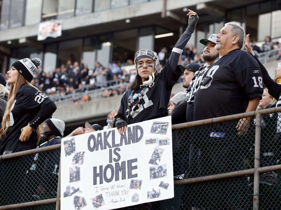 Fans Booed And Trashed The Field After The Raiders Lost Their Final ...