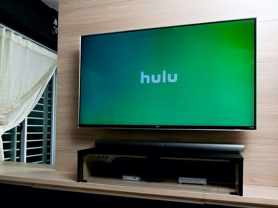 People are outraged that Hulu Live is crashing right before the