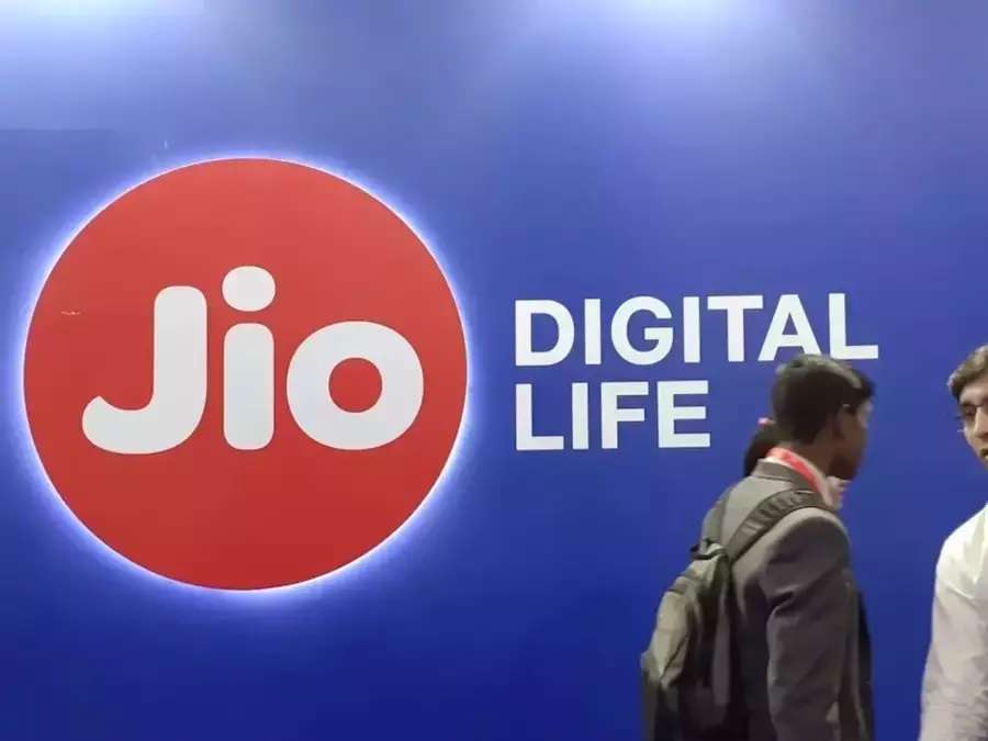 Reliance Jio, COAI lock horns over 'telecom crisis' - The Hindu