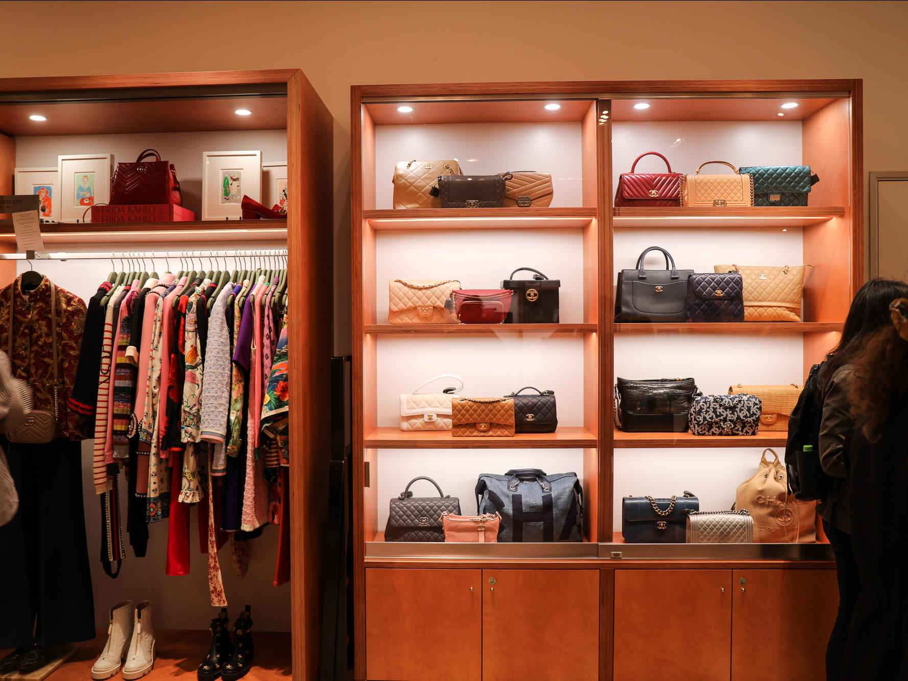 Louis Vuitton Store  Retail interior design, Store design interior, Luxury  closets design