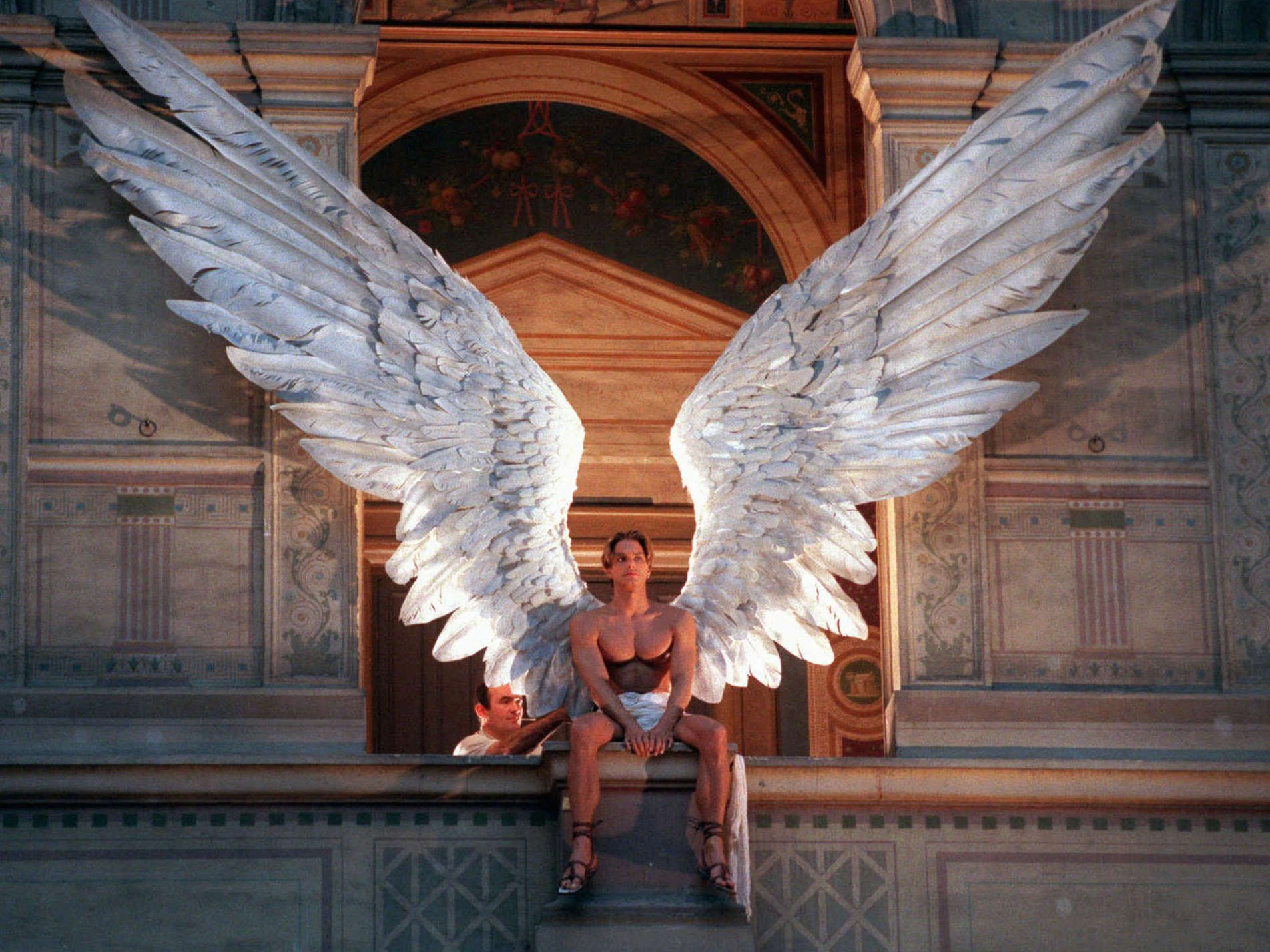 Ангел с огромными крыльями