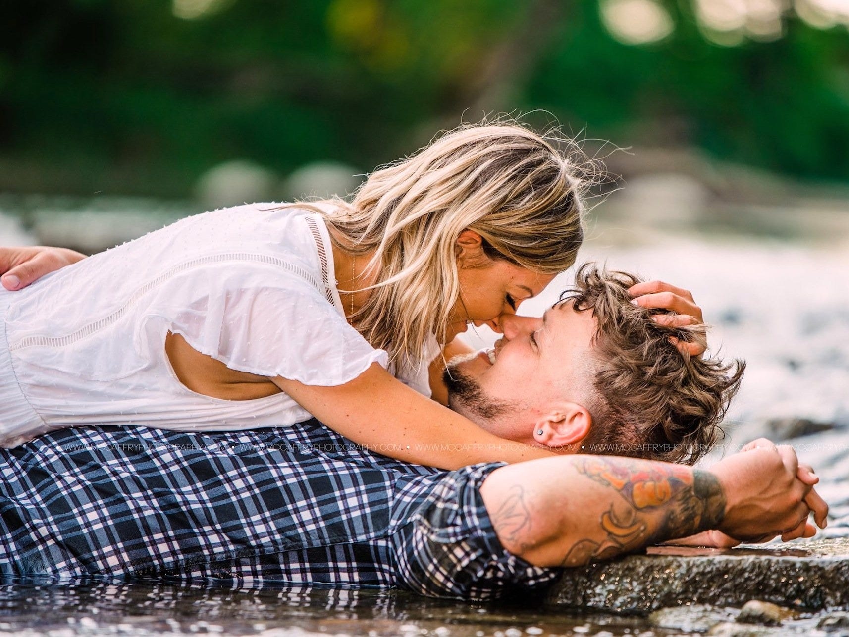 2 Total Strangers Took Part In A Blind Date Photo Shoot And Look Like They Ve Been In Love For