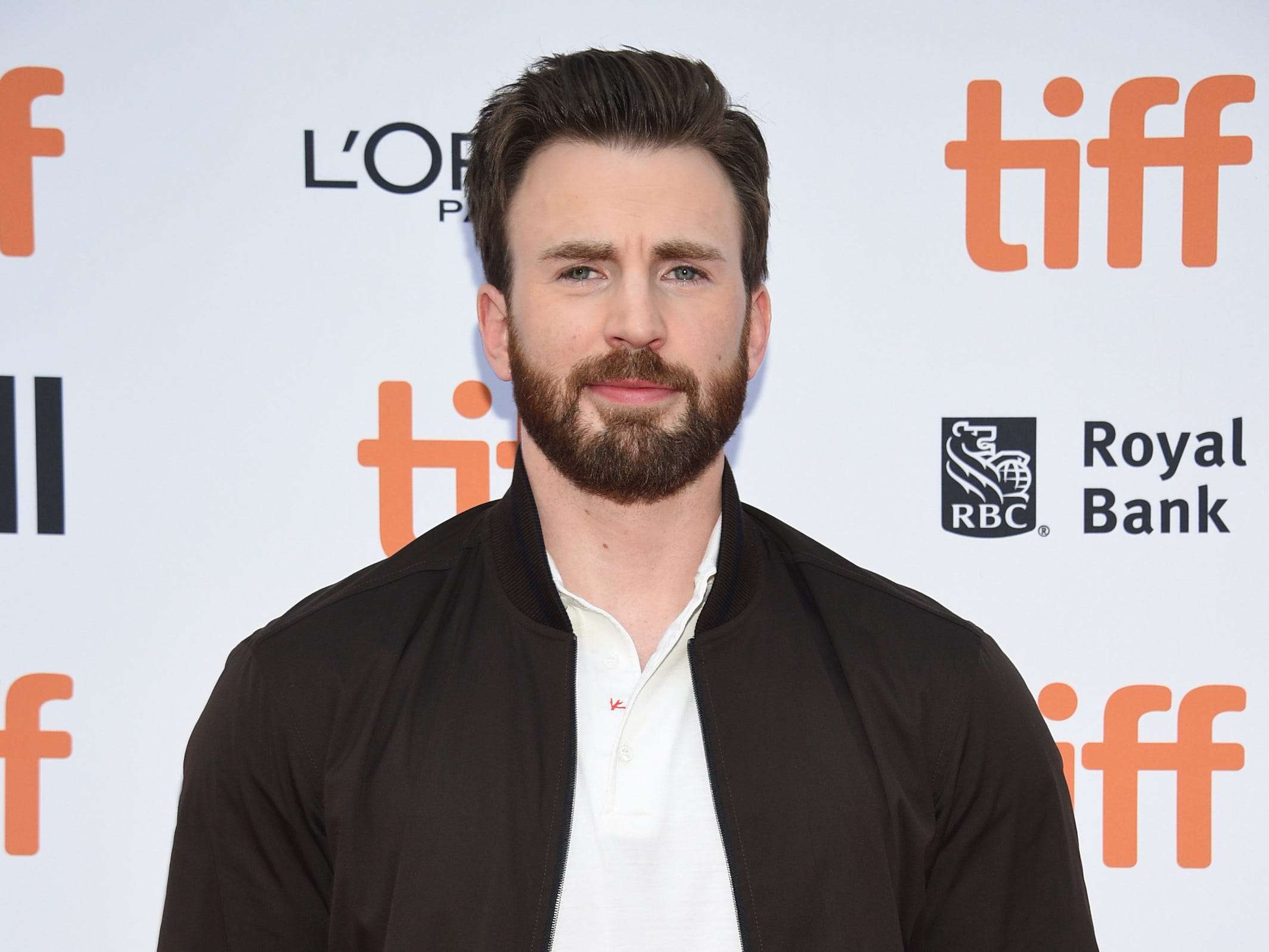 People are pointing out the double standard of Chris Evans' nude leak ...