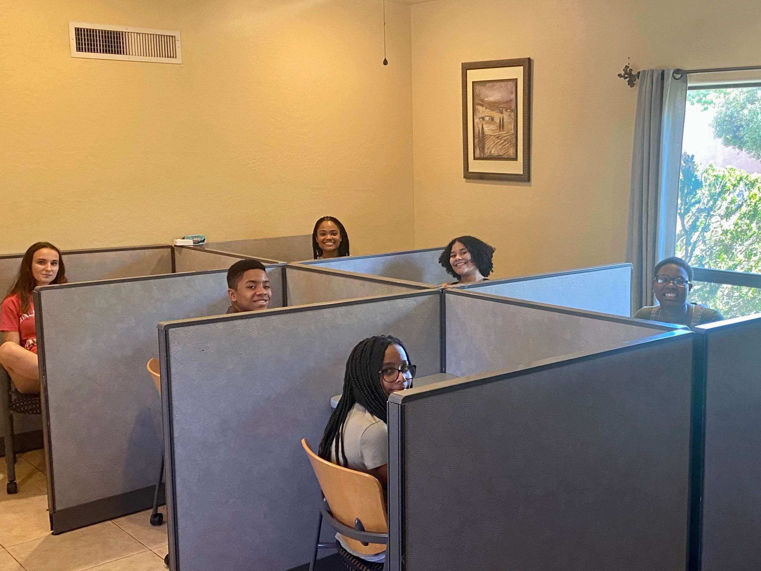 A Mom Of 8 Used Office Cubicles To Turn Her Lounge Into A Classroom For Remote Learning