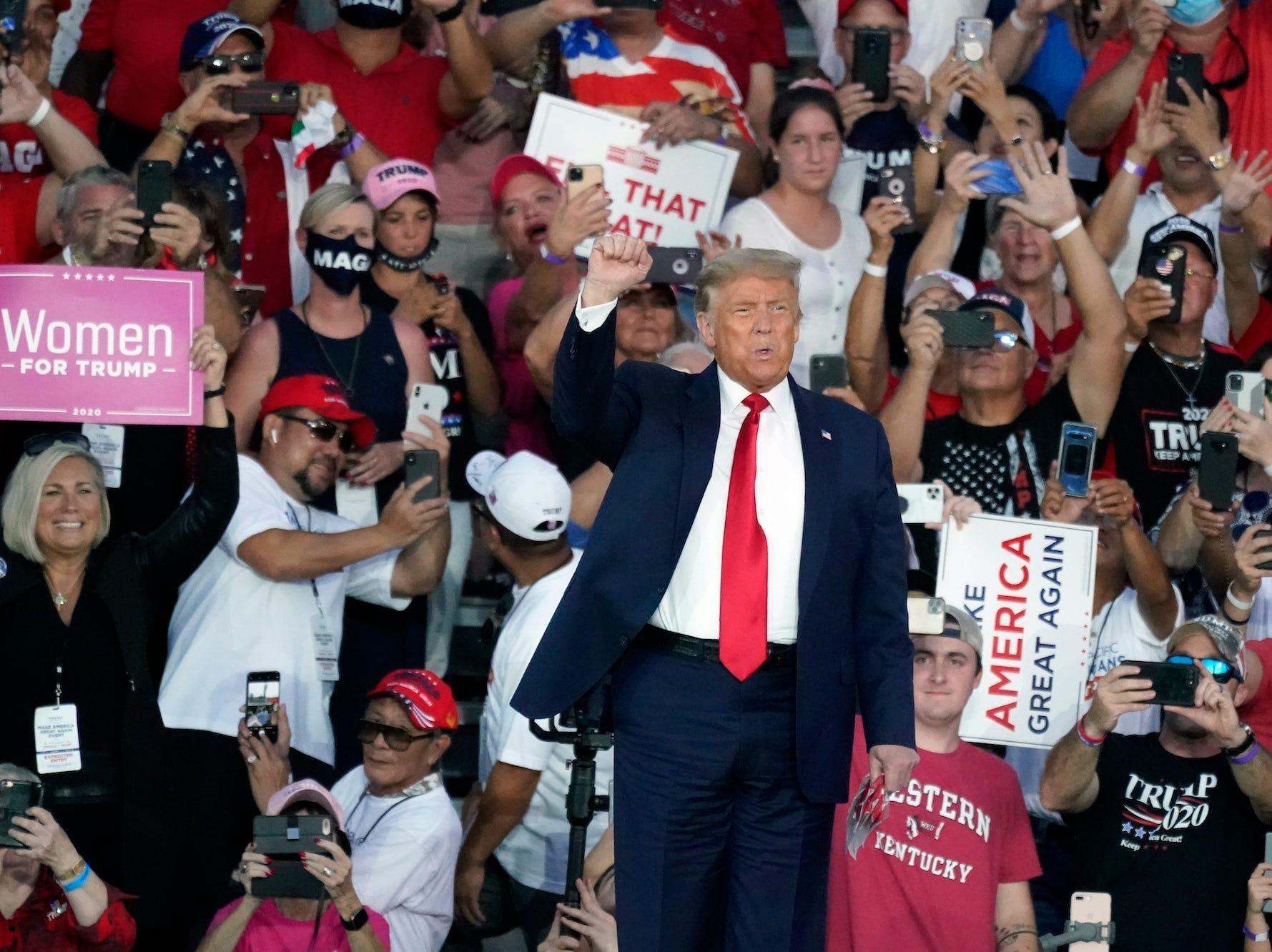 Photos From Trump's Florida Rally Show Supporters Close Together And ...