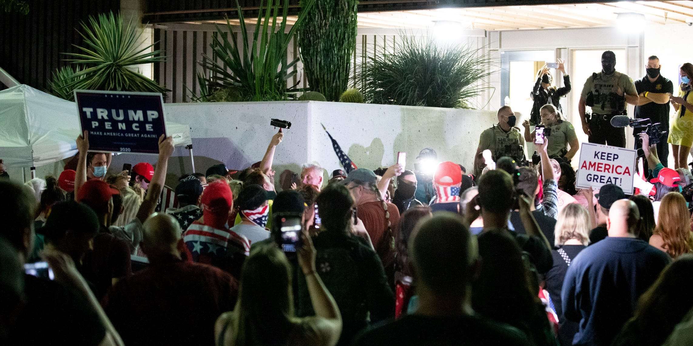 Video Crowd Of 200 Chants Fox News Sucks Outside Az Election Center Business Insider