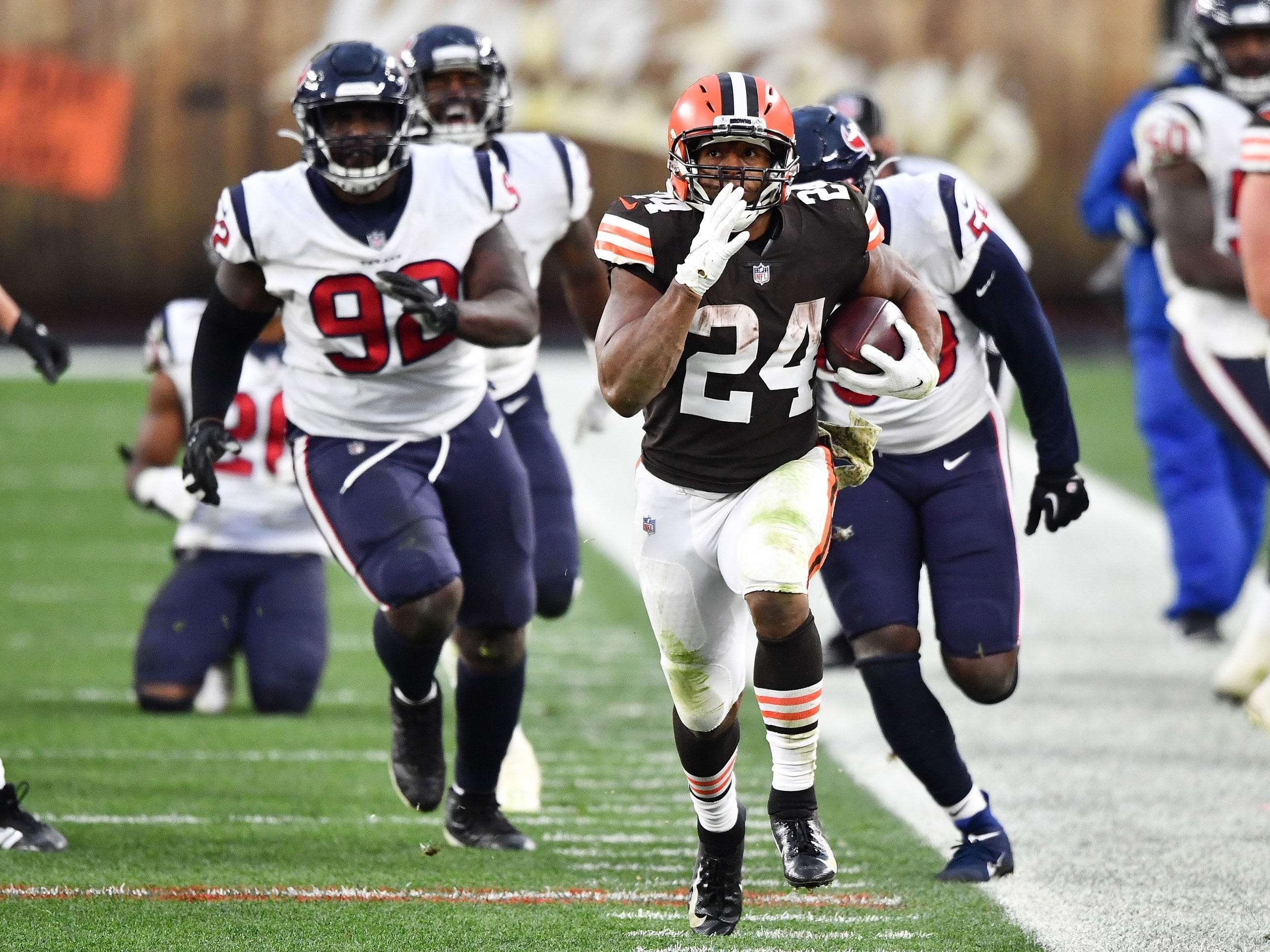 Browns' Nick Chubb picking up yards, admirers with every run