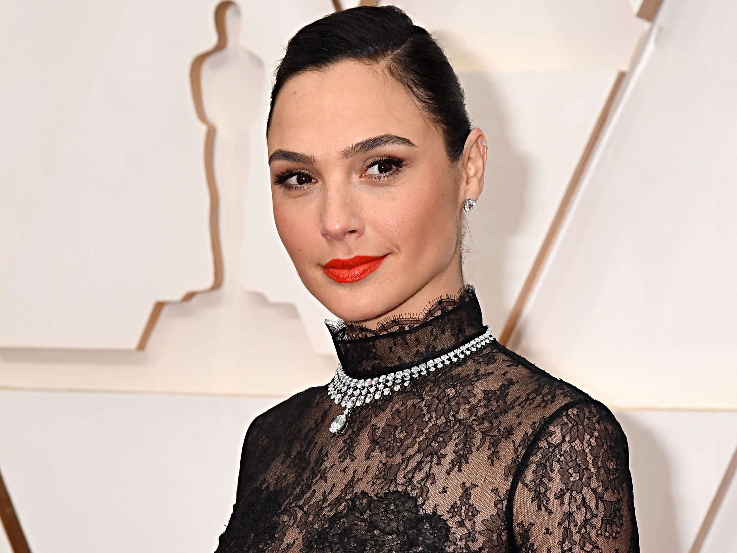 Gal Gadot defends playing Cleopatra despite whitewashing accusations ...