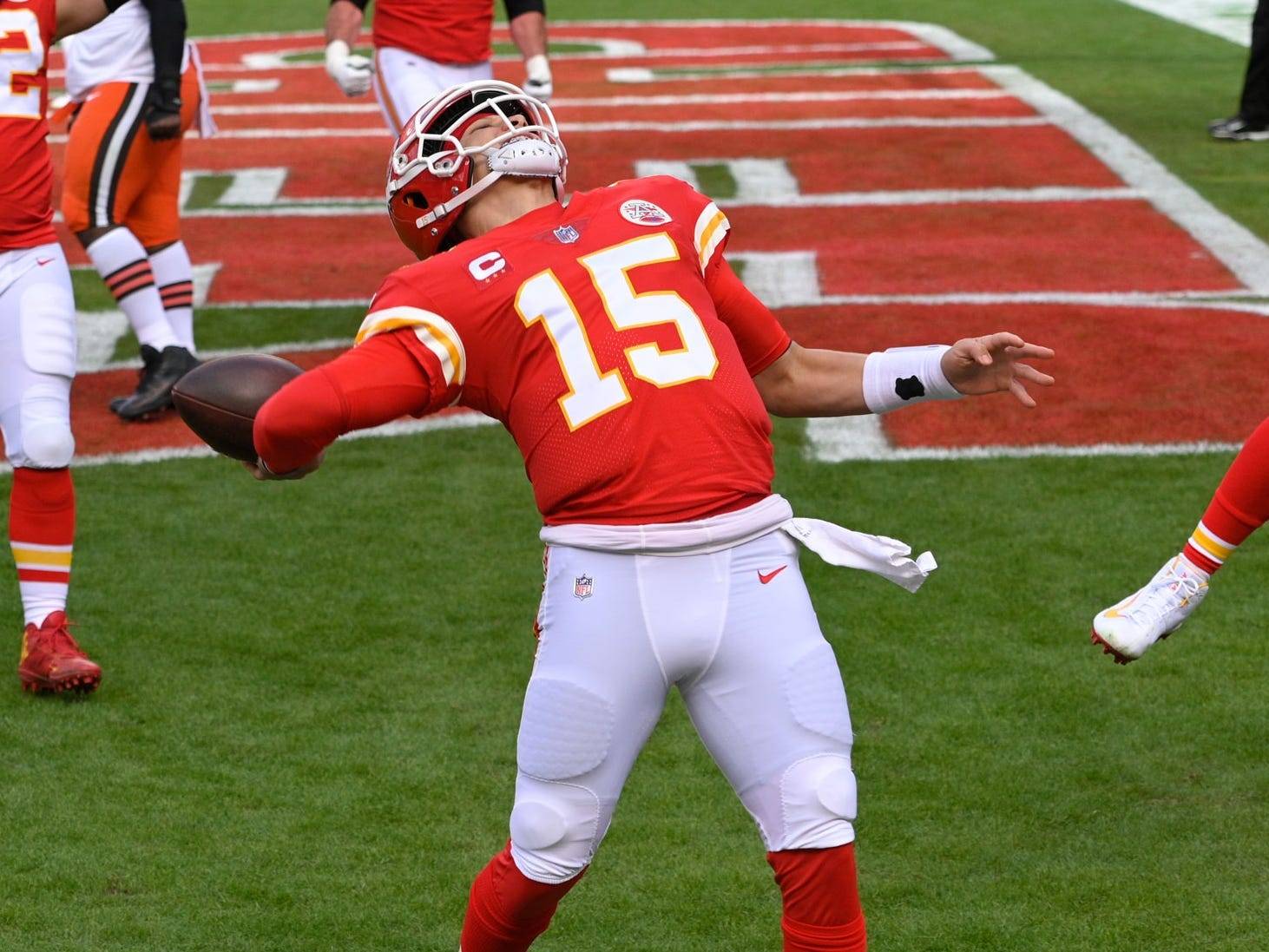 patrick-mahomes-celebrated-a-playoff-touchdown-by-nearly-throwing-the