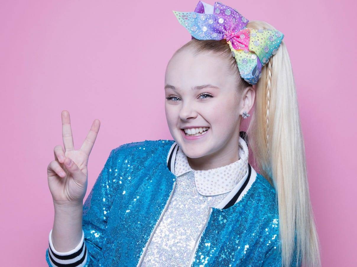 Dance Moms Jojo Siwa Porn - JoJo Siwa appeared to confirm coming out speculation, wearing a 'best gay  cousin ever' shirt | Business Insider India