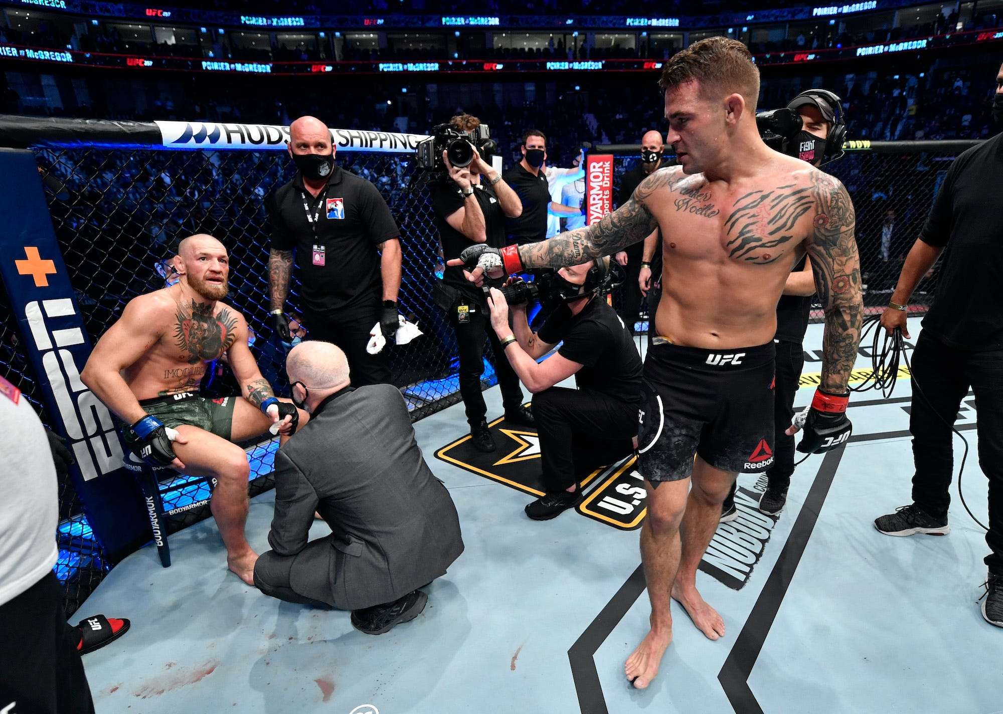 Dustin Poirier knew Conor McGregor was in a 'bad position' early in their  fight because calf kicks are so horrible | Business Insider India