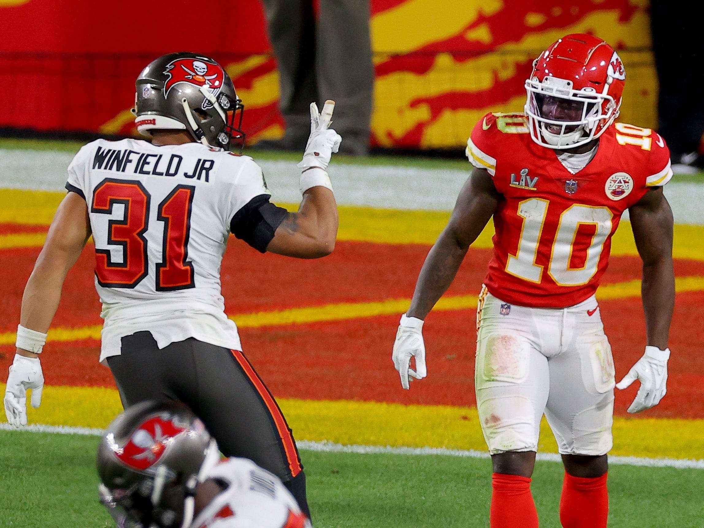 Bucs Defender Antoine Winfield Trolled Tyreek Hill With His Own Peace ...